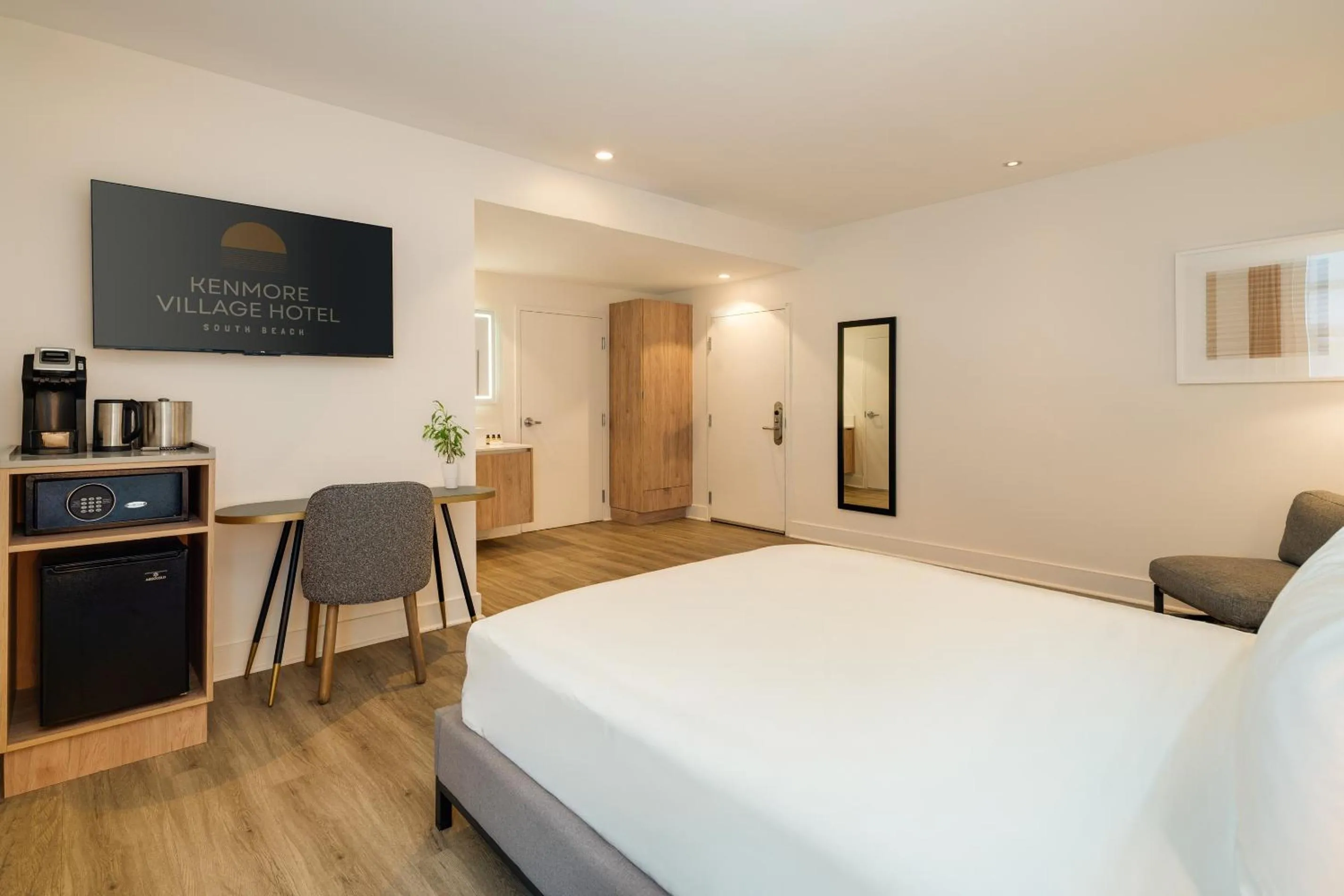 Bedroom, Bed in Kenmore Village Hotel, South Beach