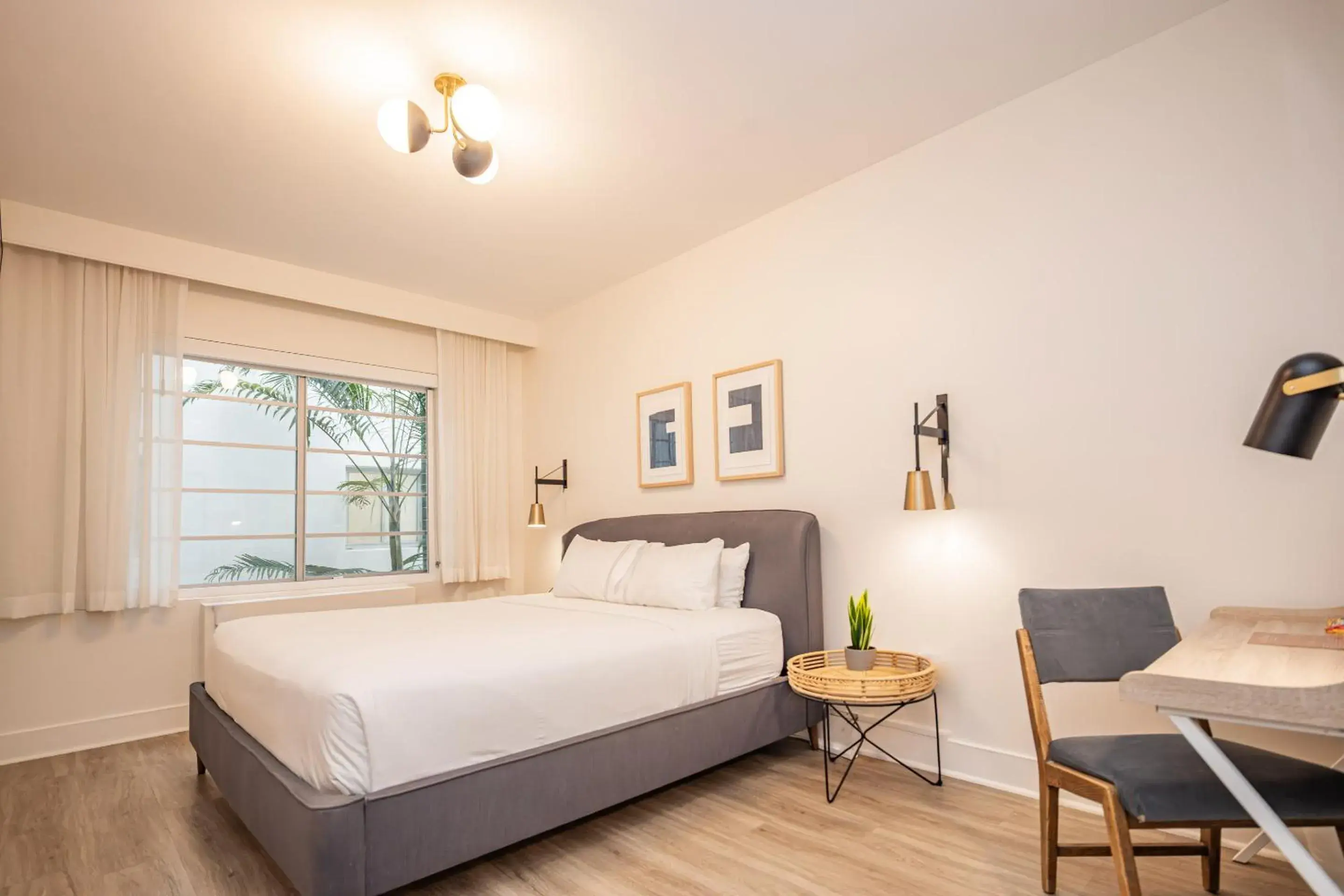 Bedroom, Bed in Kenmore Village Hotel, South Beach Bedroom, Bed in Kenmore Village Hotel, South Beach