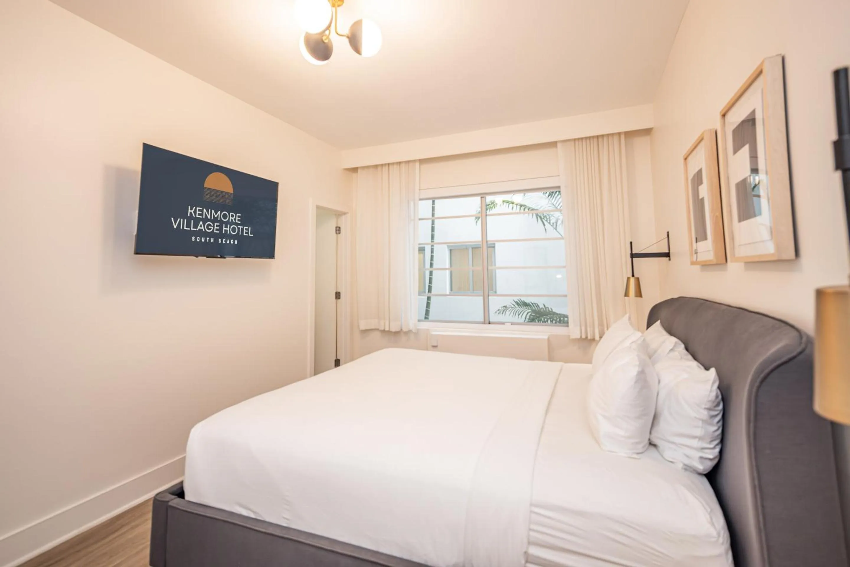 Bedroom, Bed in Kenmore Village Hotel, South Beach
