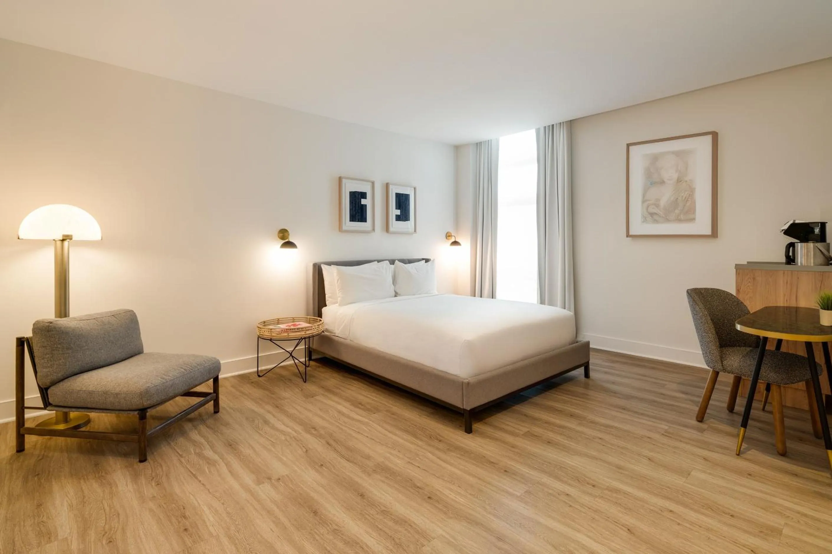 Bedroom, Bed in Kenmore Village Hotel, South Beach