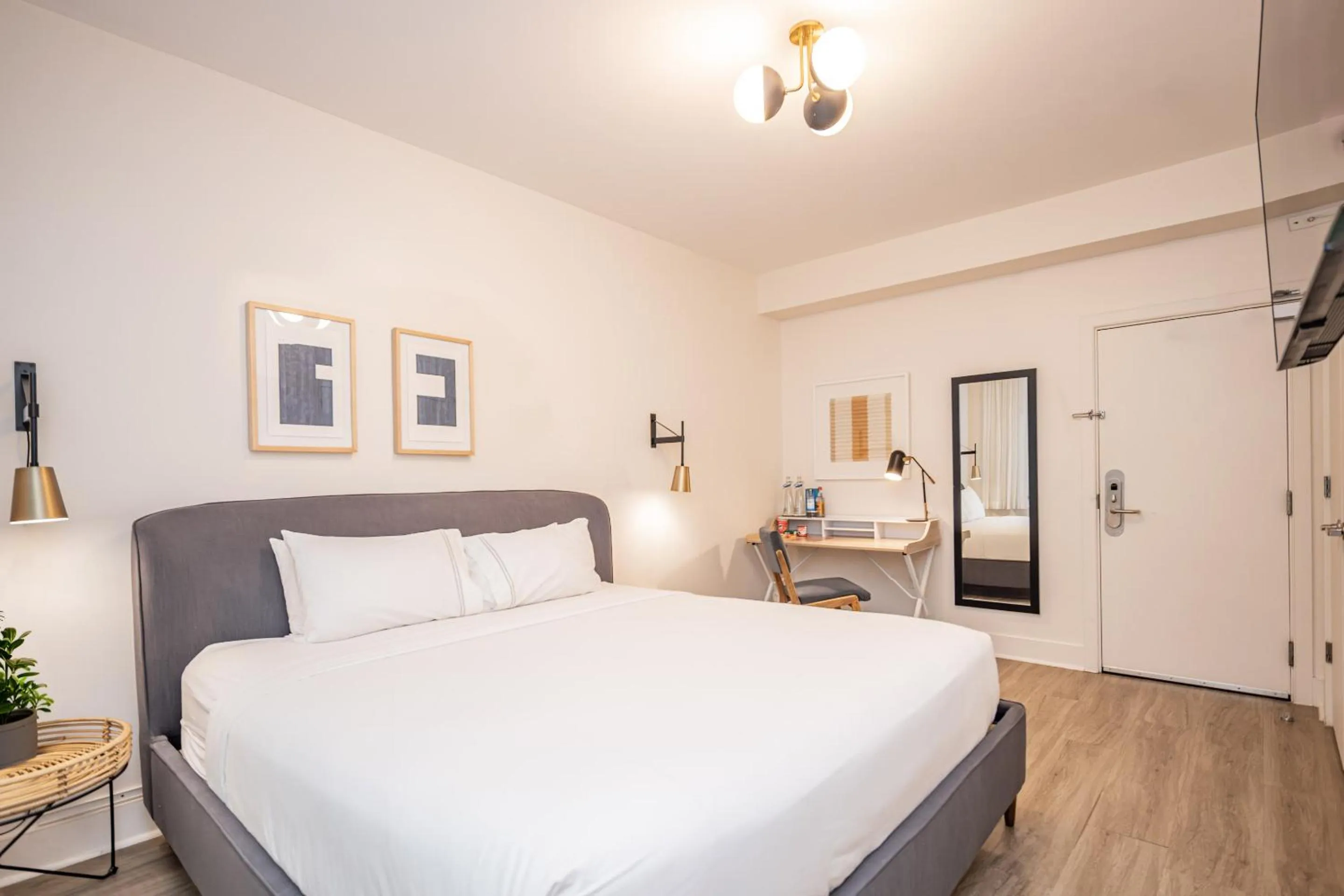 Bedroom, Bed in Kenmore Village Hotel, South Beach