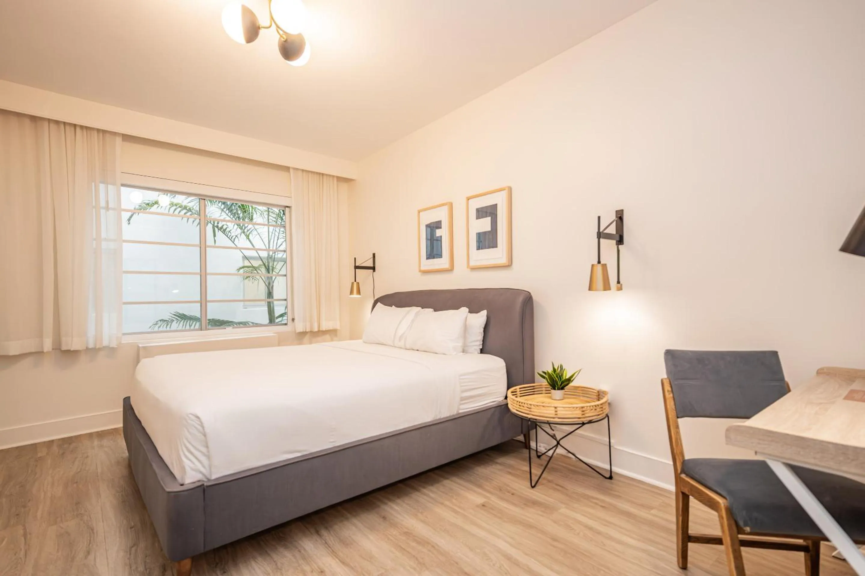 Bedroom, Bed in Kenmore Village Hotel, South Beach