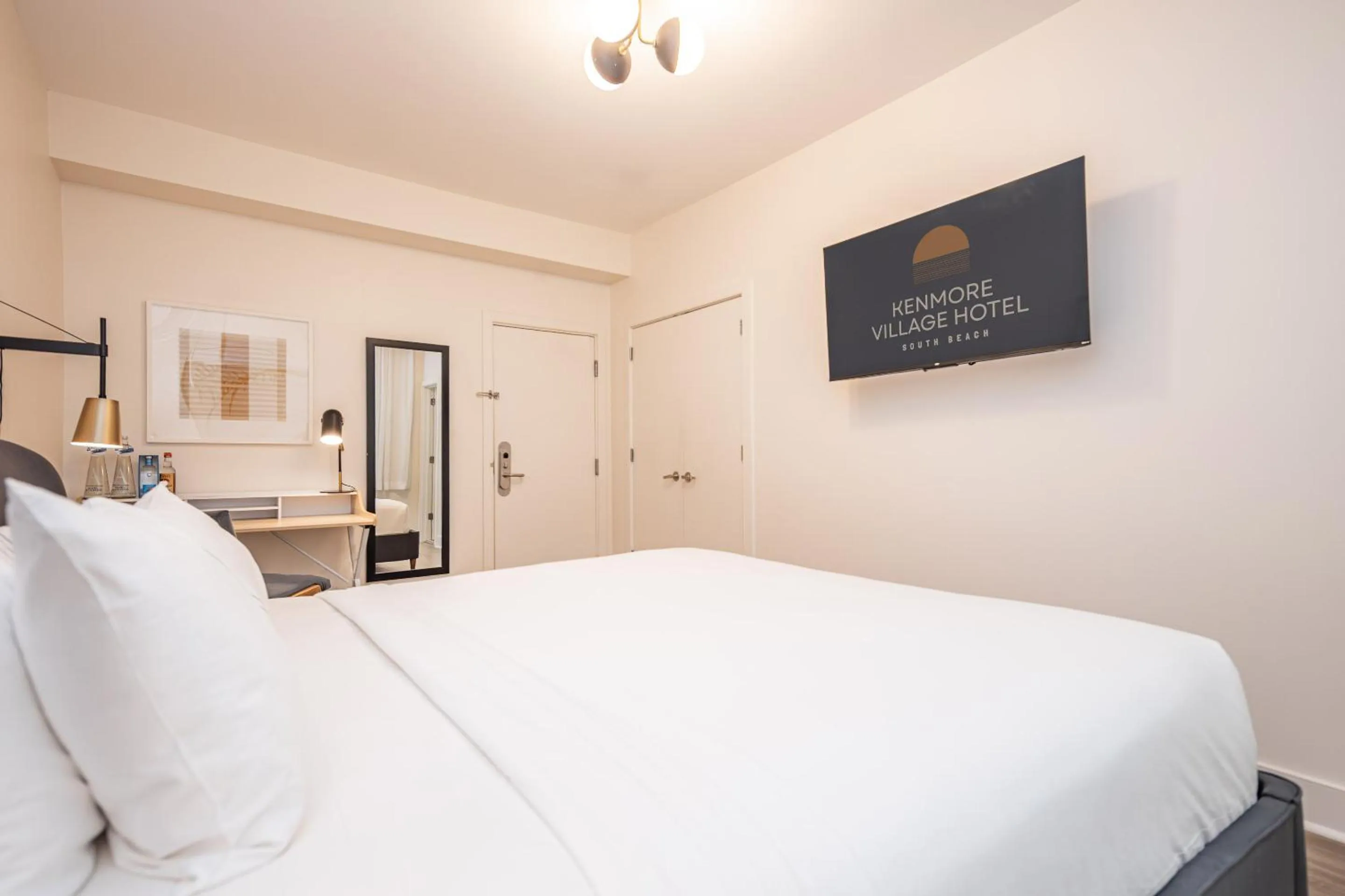 Bedroom, Bed in Kenmore Village Hotel, South Beach