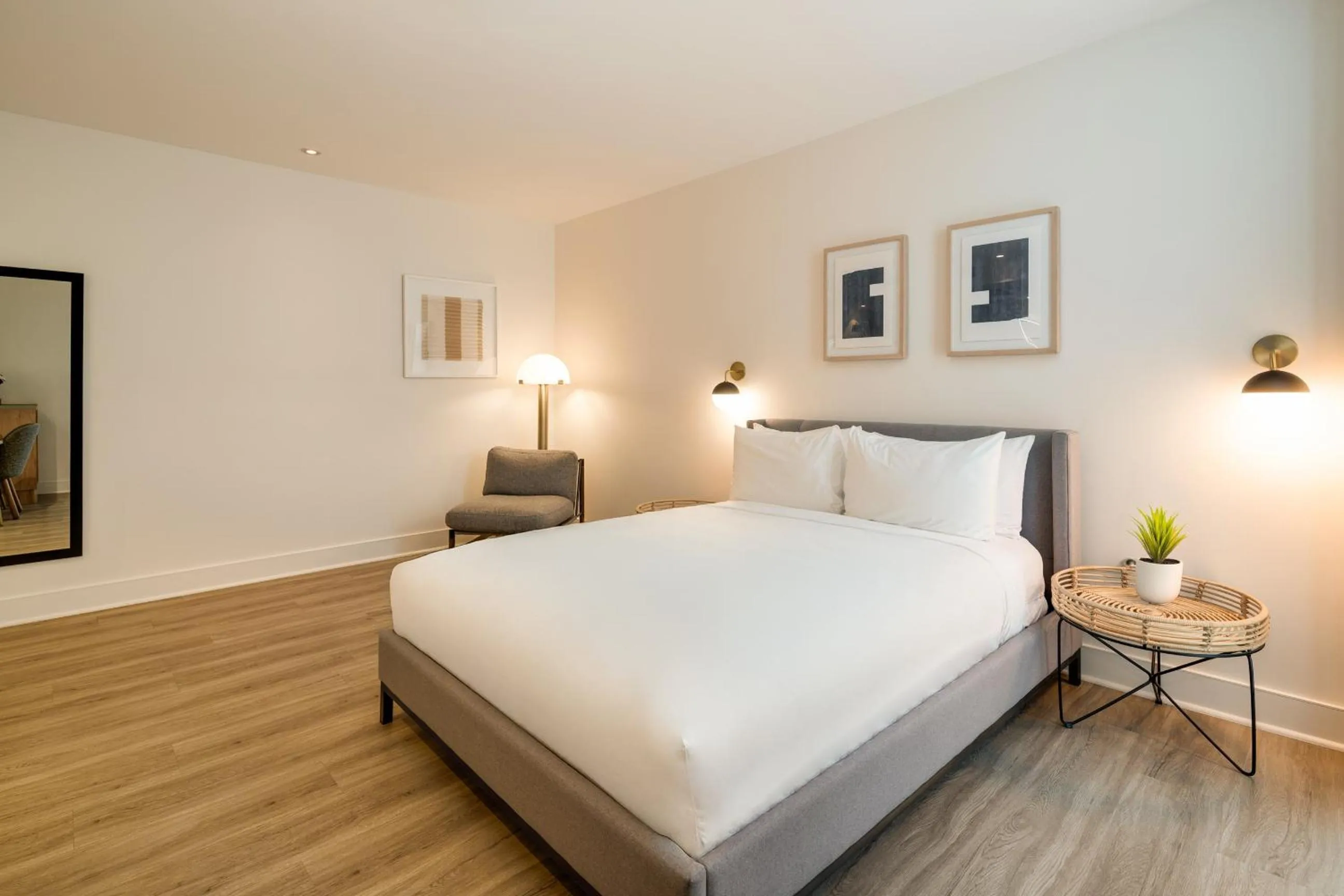 Bedroom, Bed in Kenmore Village Hotel, South Beach