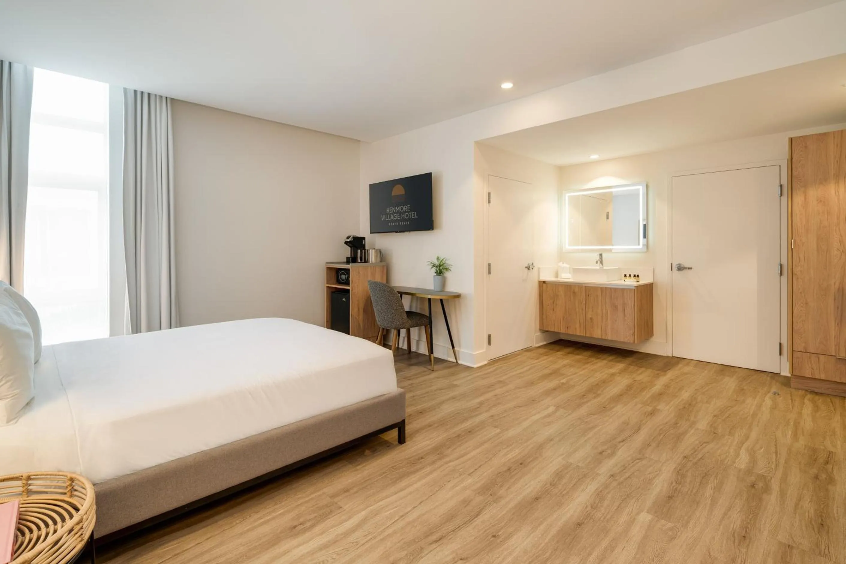 Bedroom, Bed in Kenmore Village Hotel, South Beach
