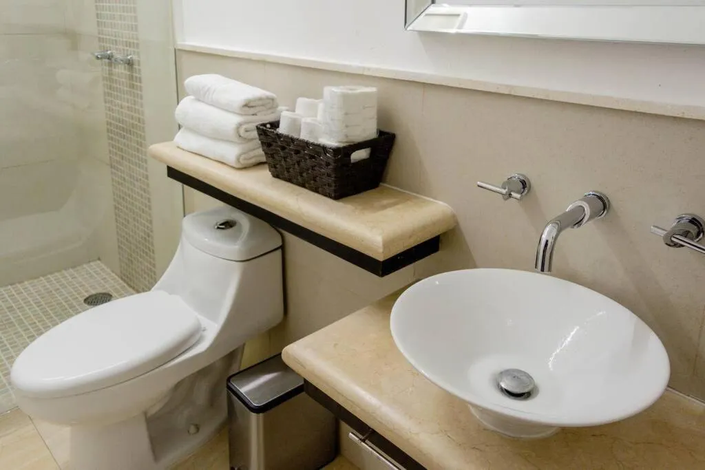 Toilet in Hermoso Penthouse Rooftop con alberca