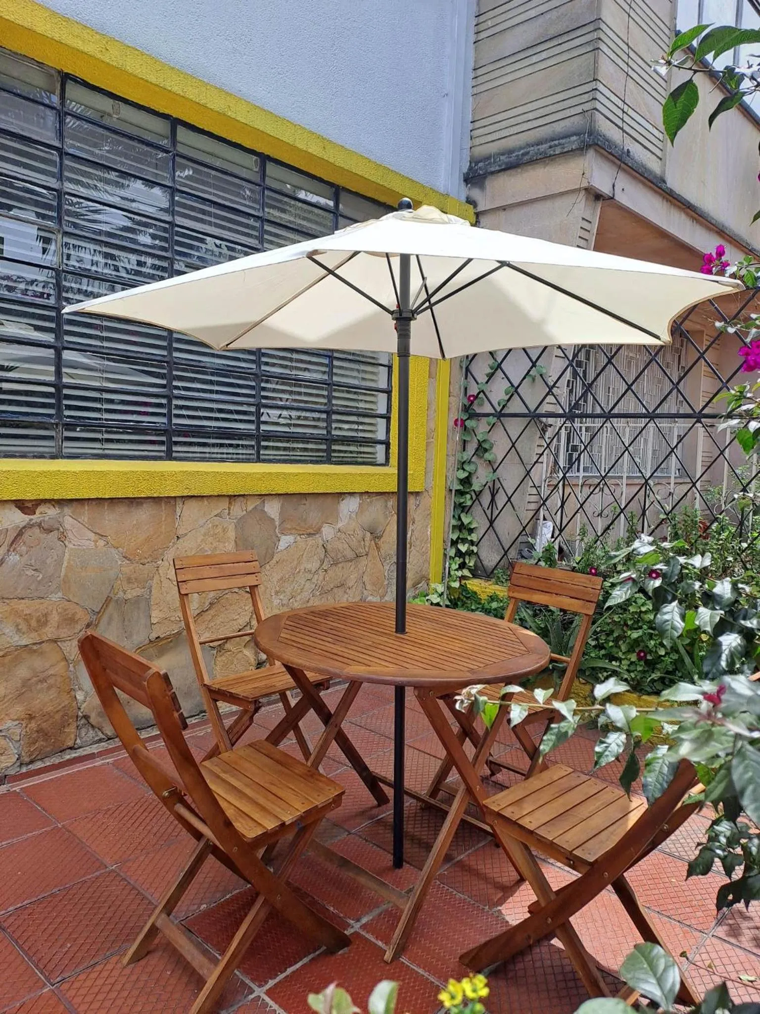 Dining area in Makarena Hostel