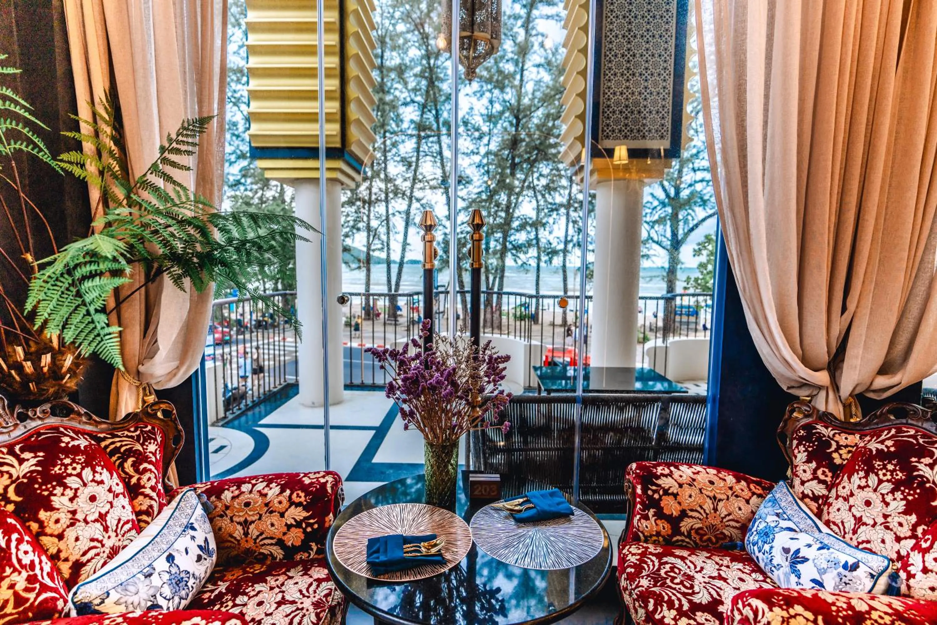 Restaurant/places to eat in Bandalo Boutique Hotel - Patong Beach Road