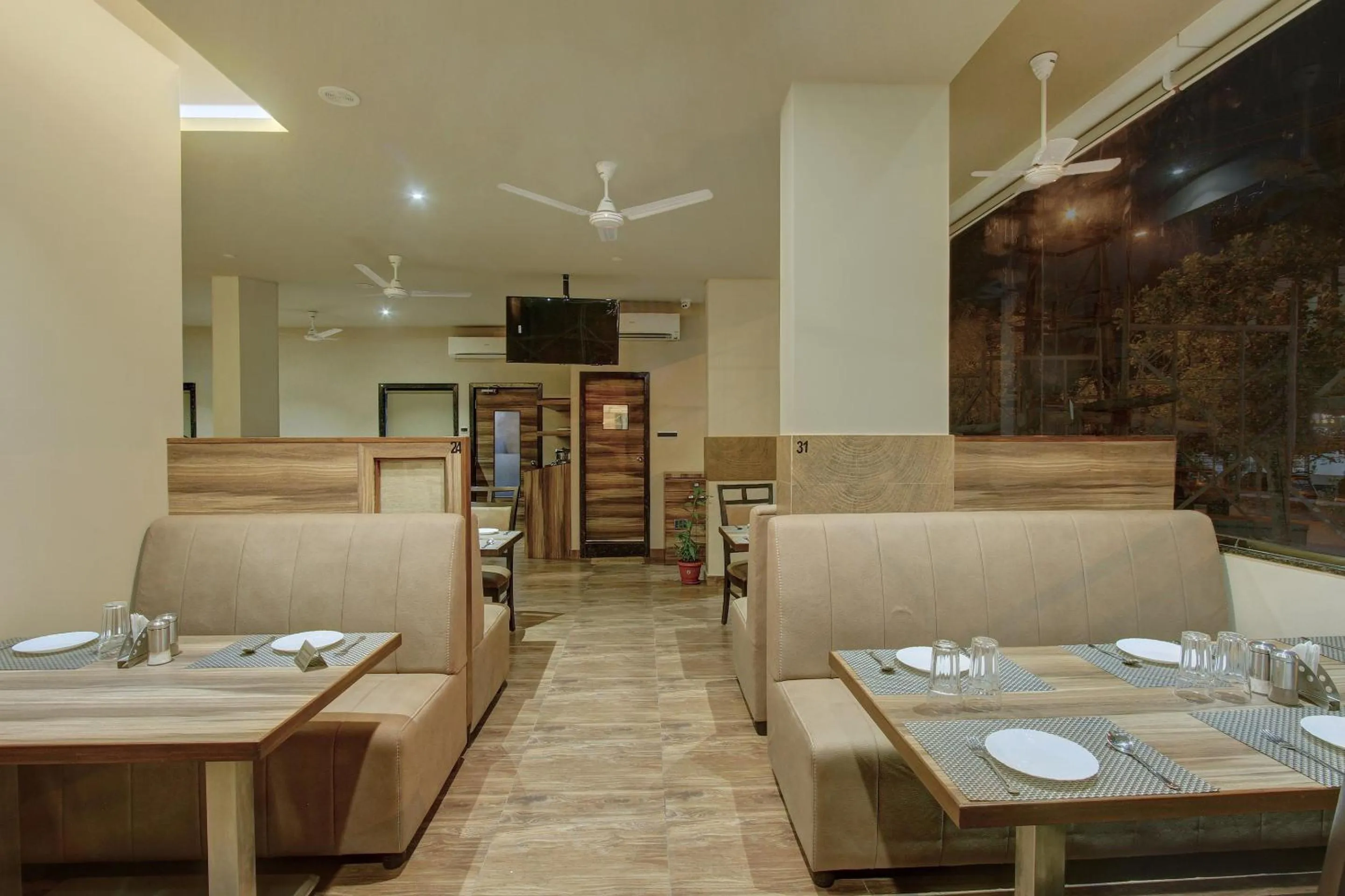 Restaurant/places to eat in Laxman Residency