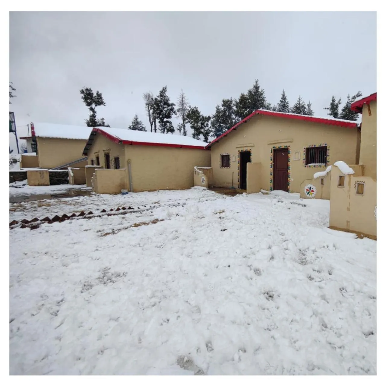 Property building in Kana Mud An Ethnic Village Resort - Beautiful View of Gangotri Mountains