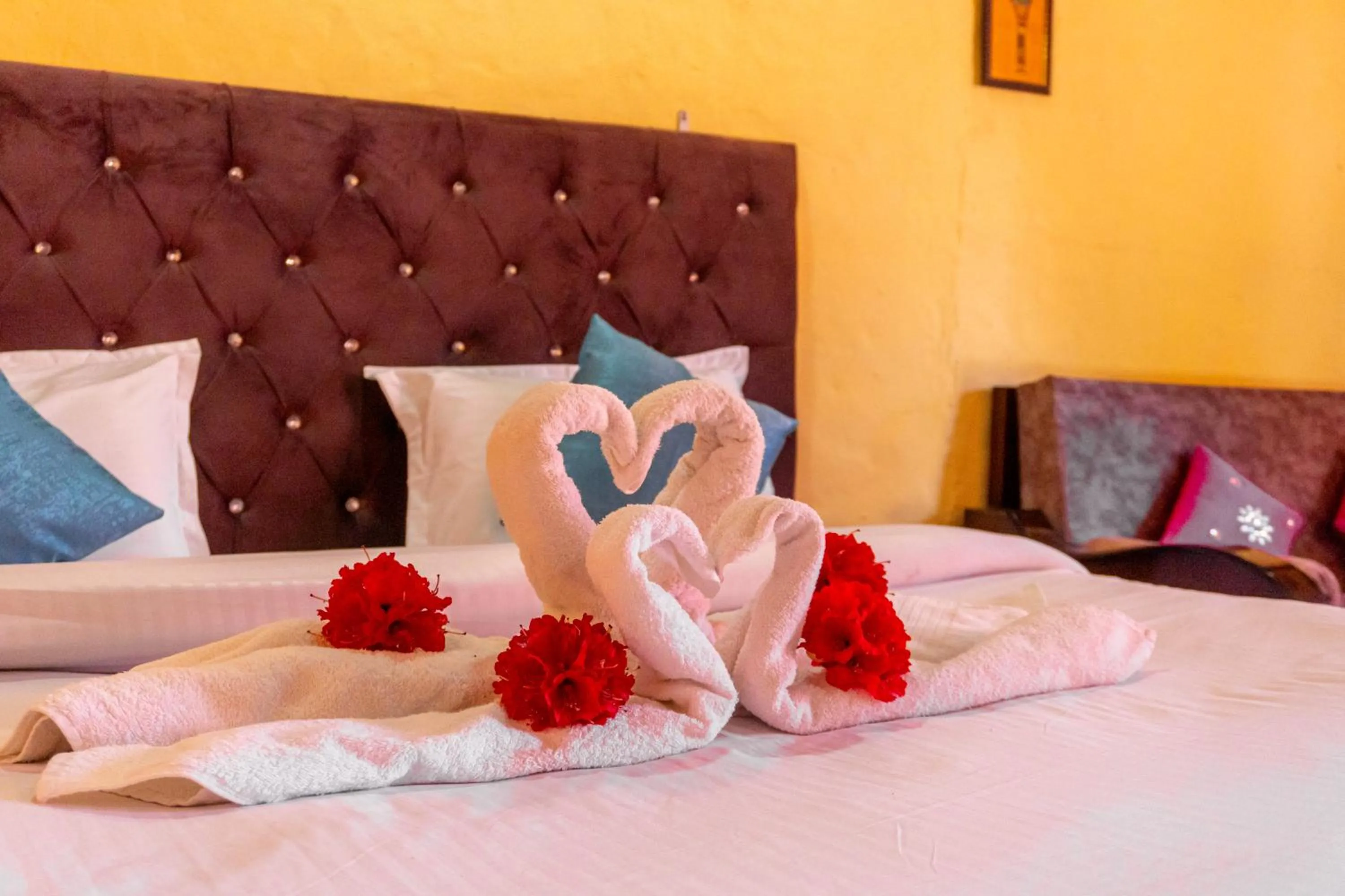 Bedroom, Bed in Kana Mud An Ethnic Village Resort - Beautiful View of Gangotri Mountains