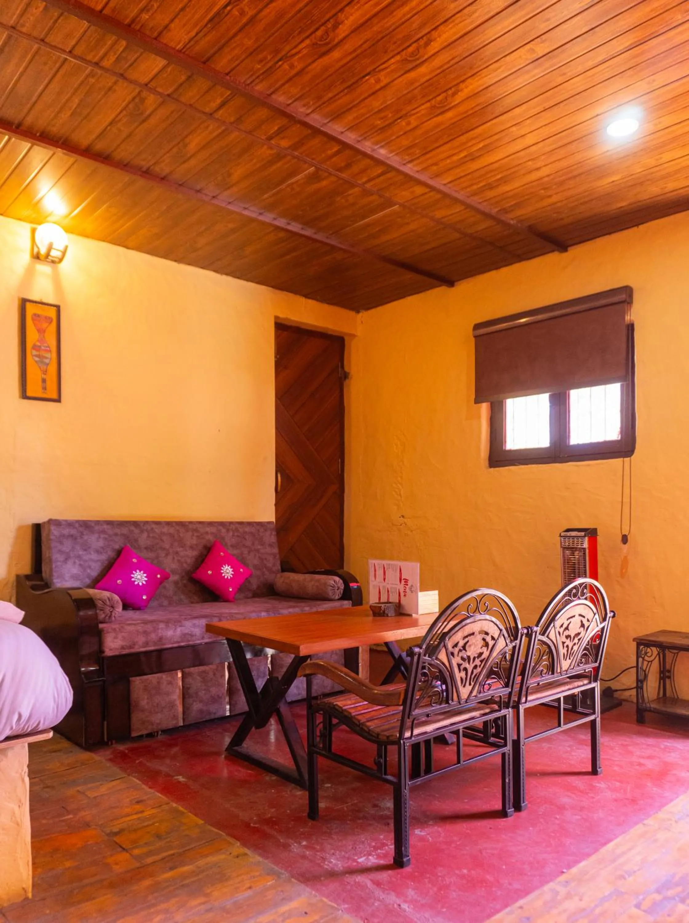 Bedroom in Kana Mud An Ethnic Village Resort - Beautiful View of Gangotri Mountains