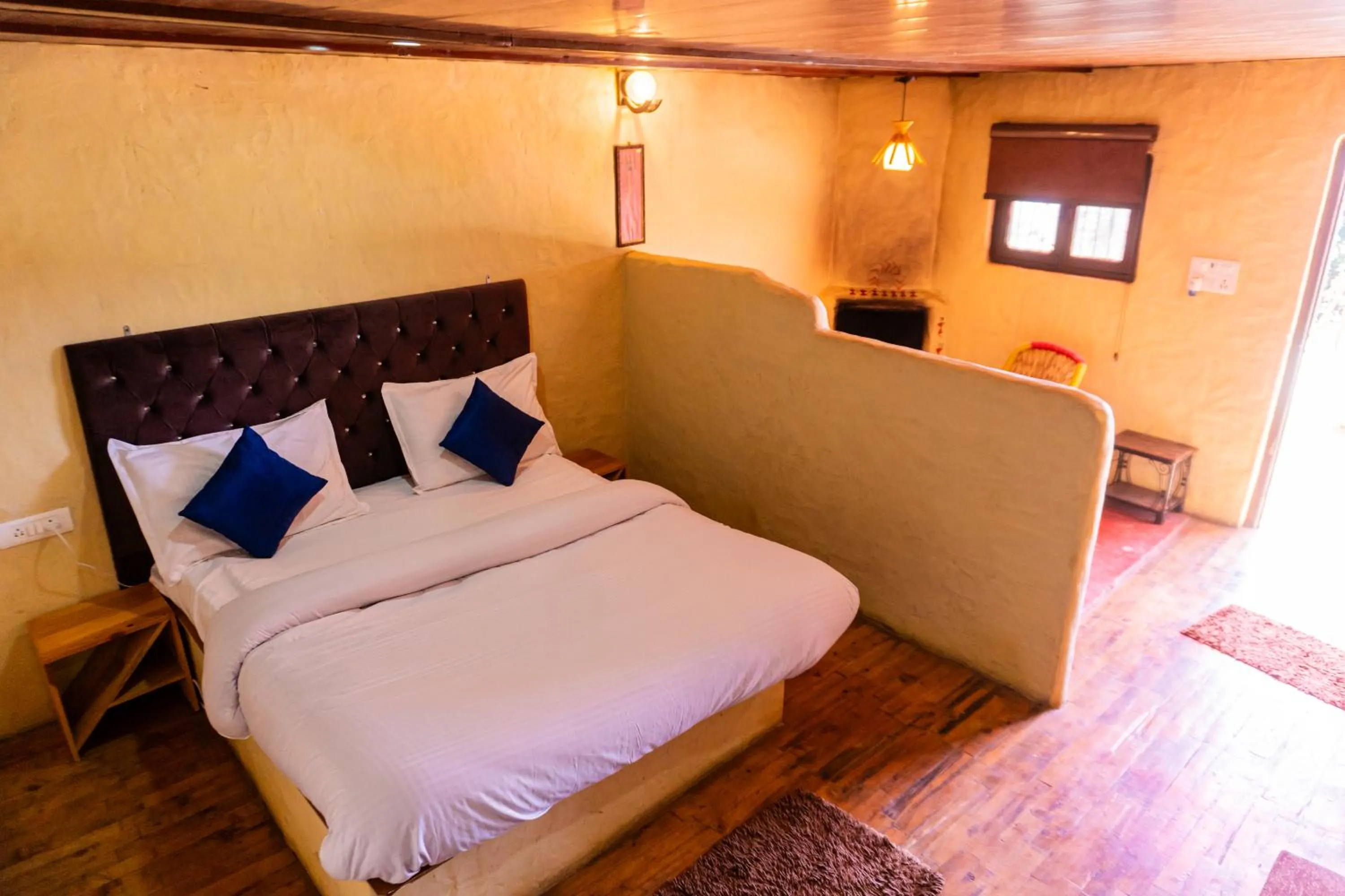 Bedroom, Bed in Kana Mud An Ethnic Village Resort - Beautiful View of Gangotri Mountains