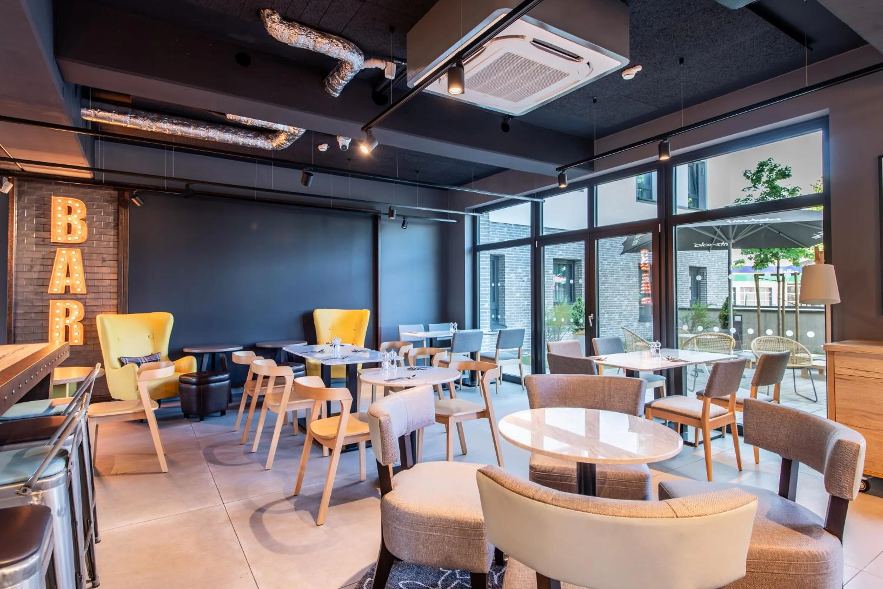 Restaurant/places to eat in Premier Inn Heidelberg City Bahnstadt