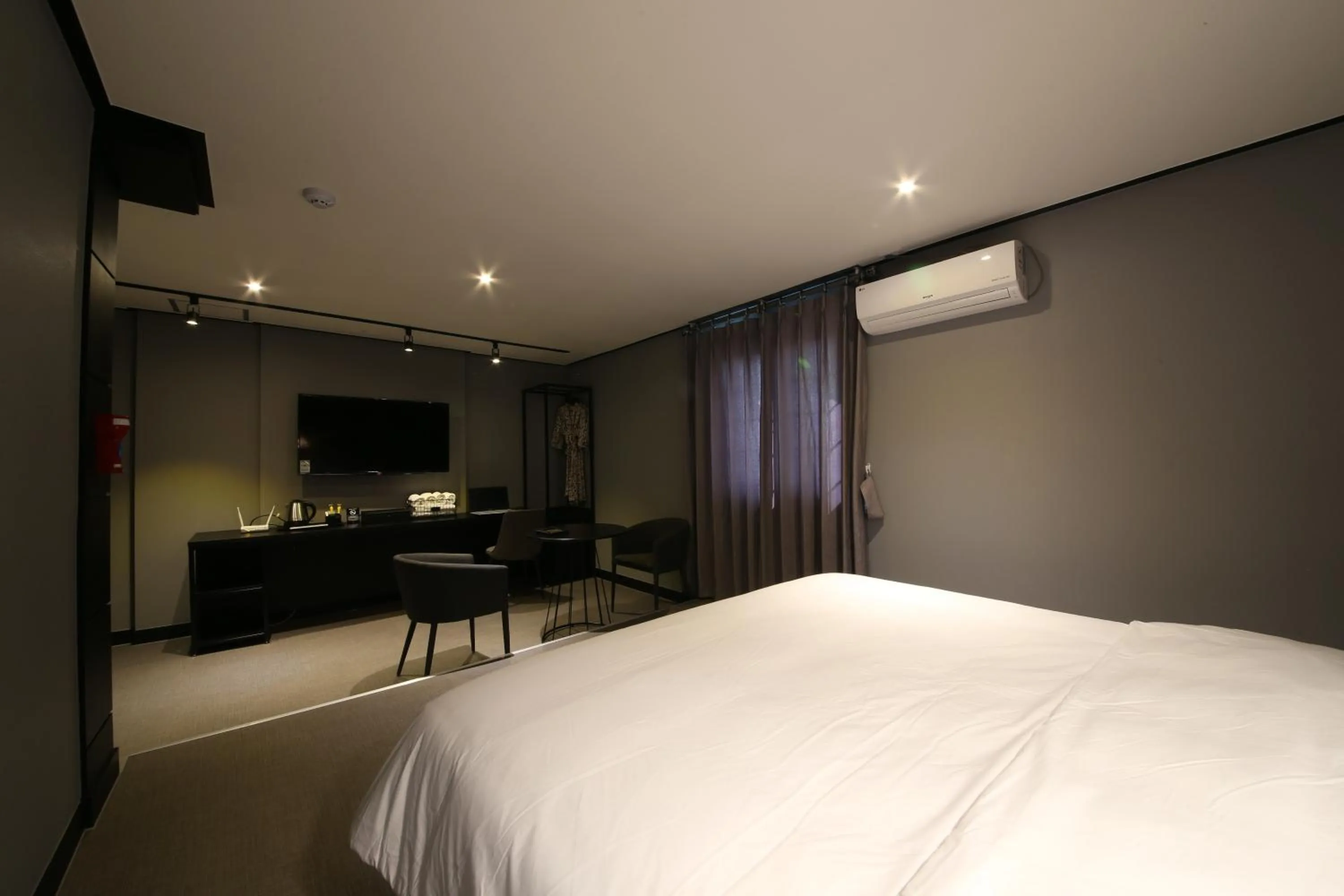 Bed in Almond Hotel Gupo Station