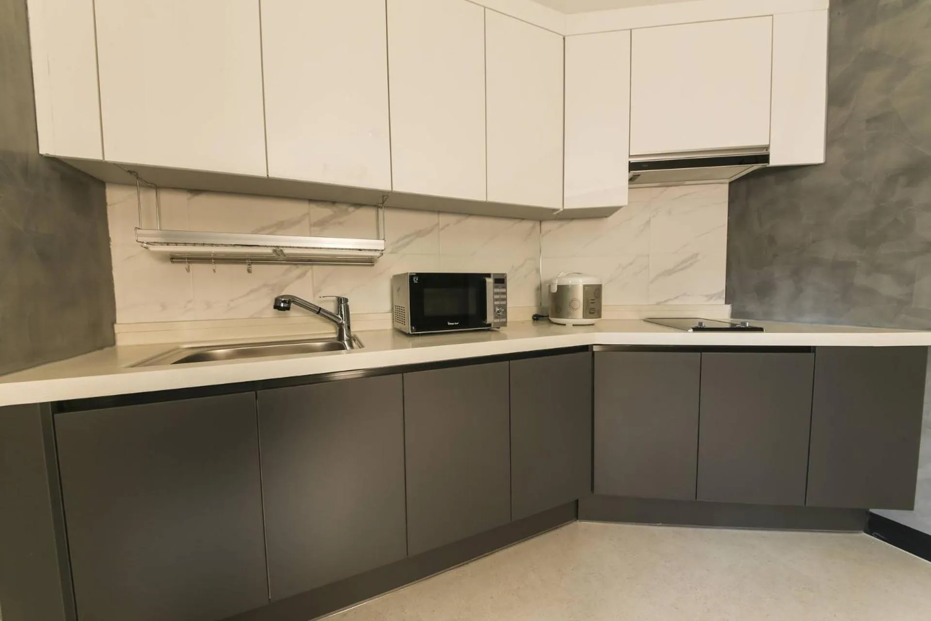 Almond Hotel Gupo Station