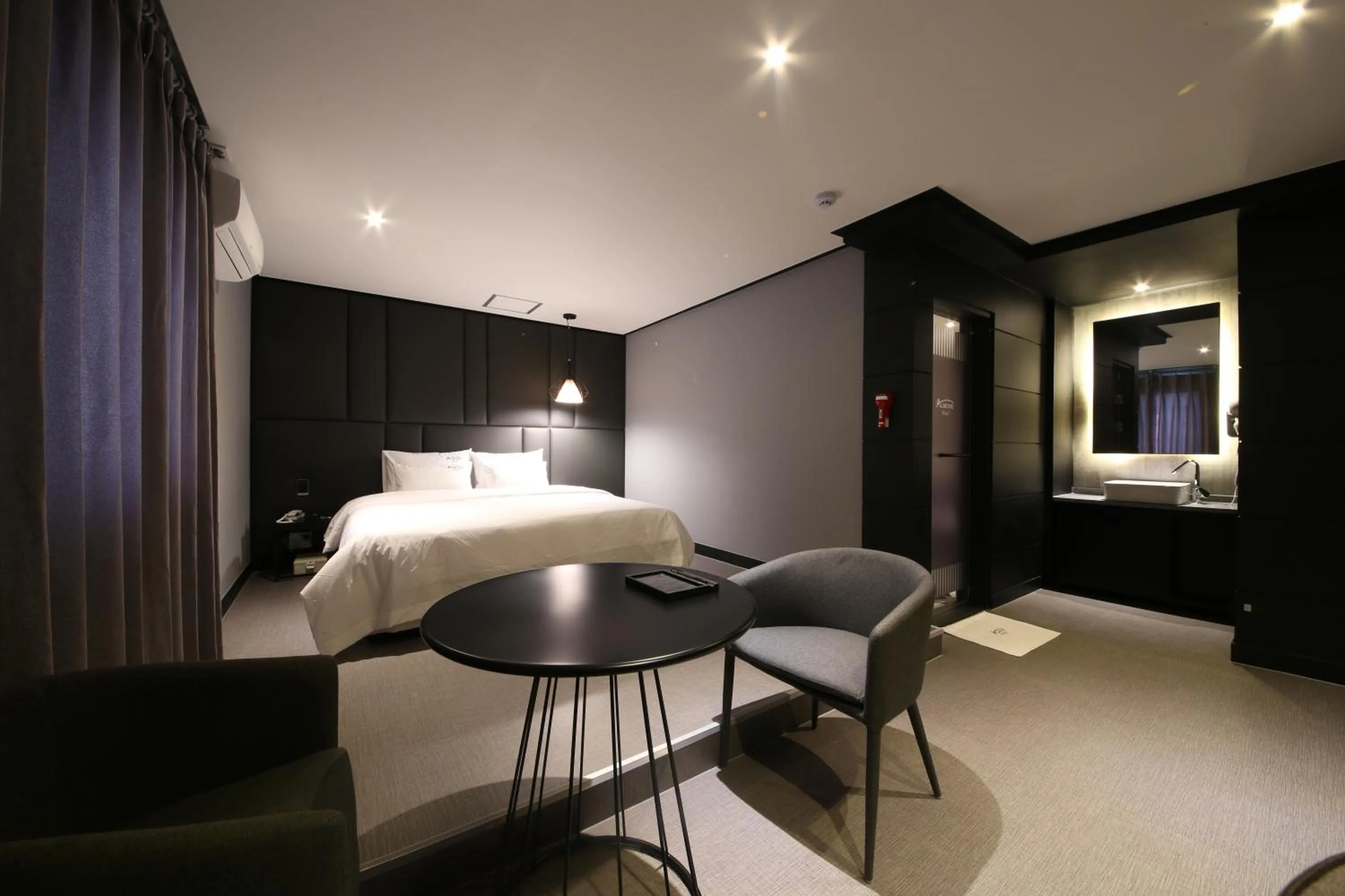 Bed in Almond Hotel Gupo Station