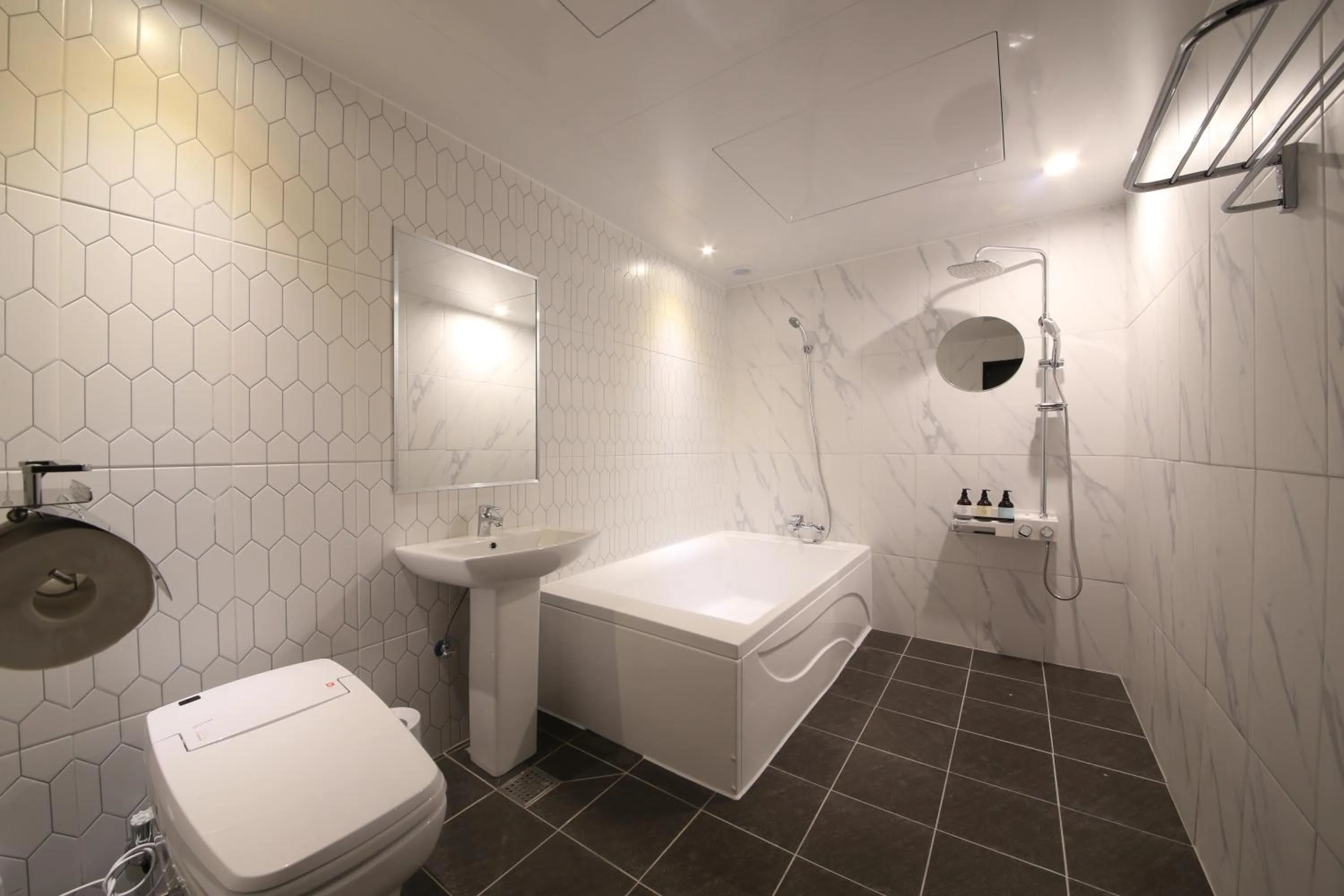 Almond Hotel Gupo Station