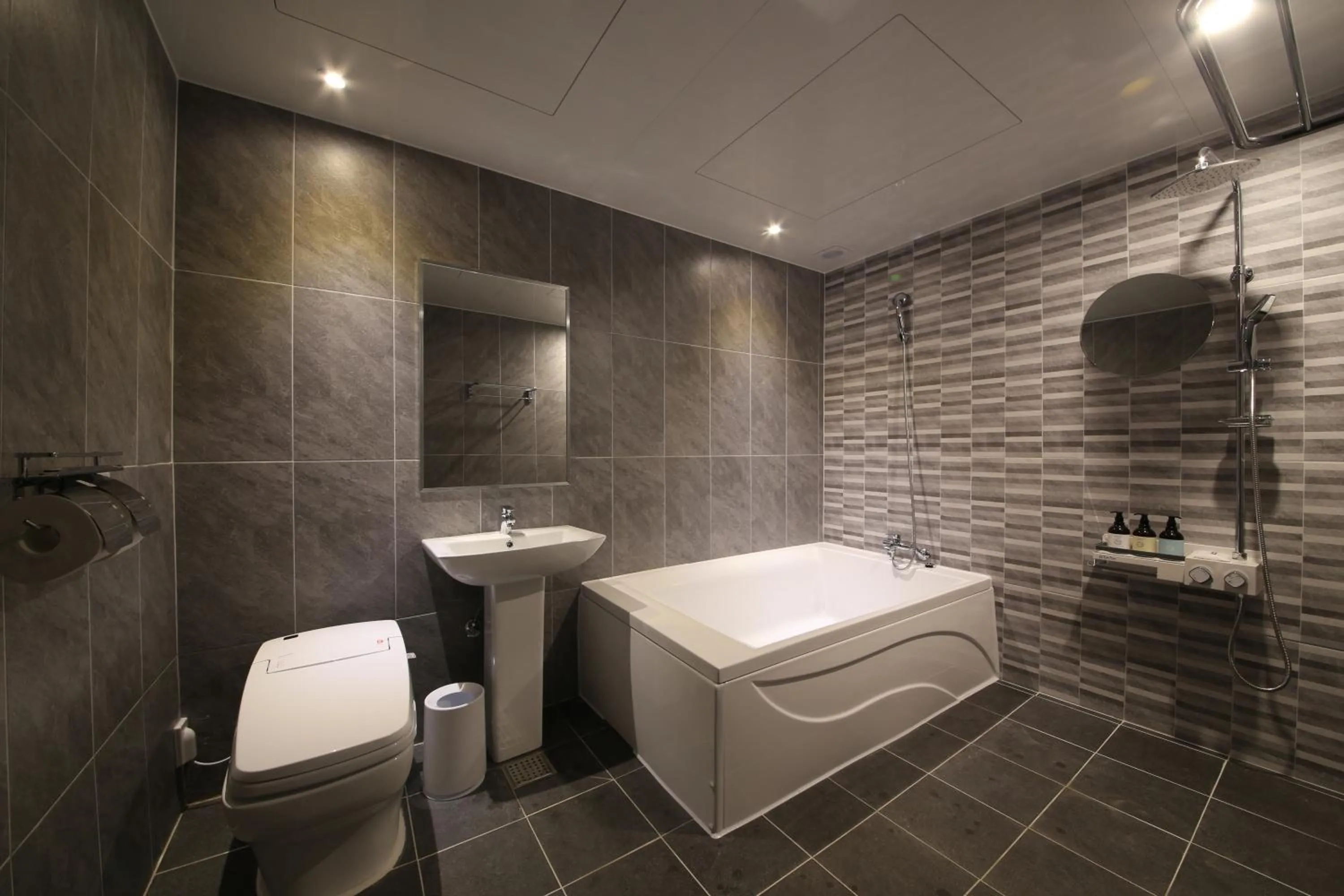 Almond Hotel Gupo Station