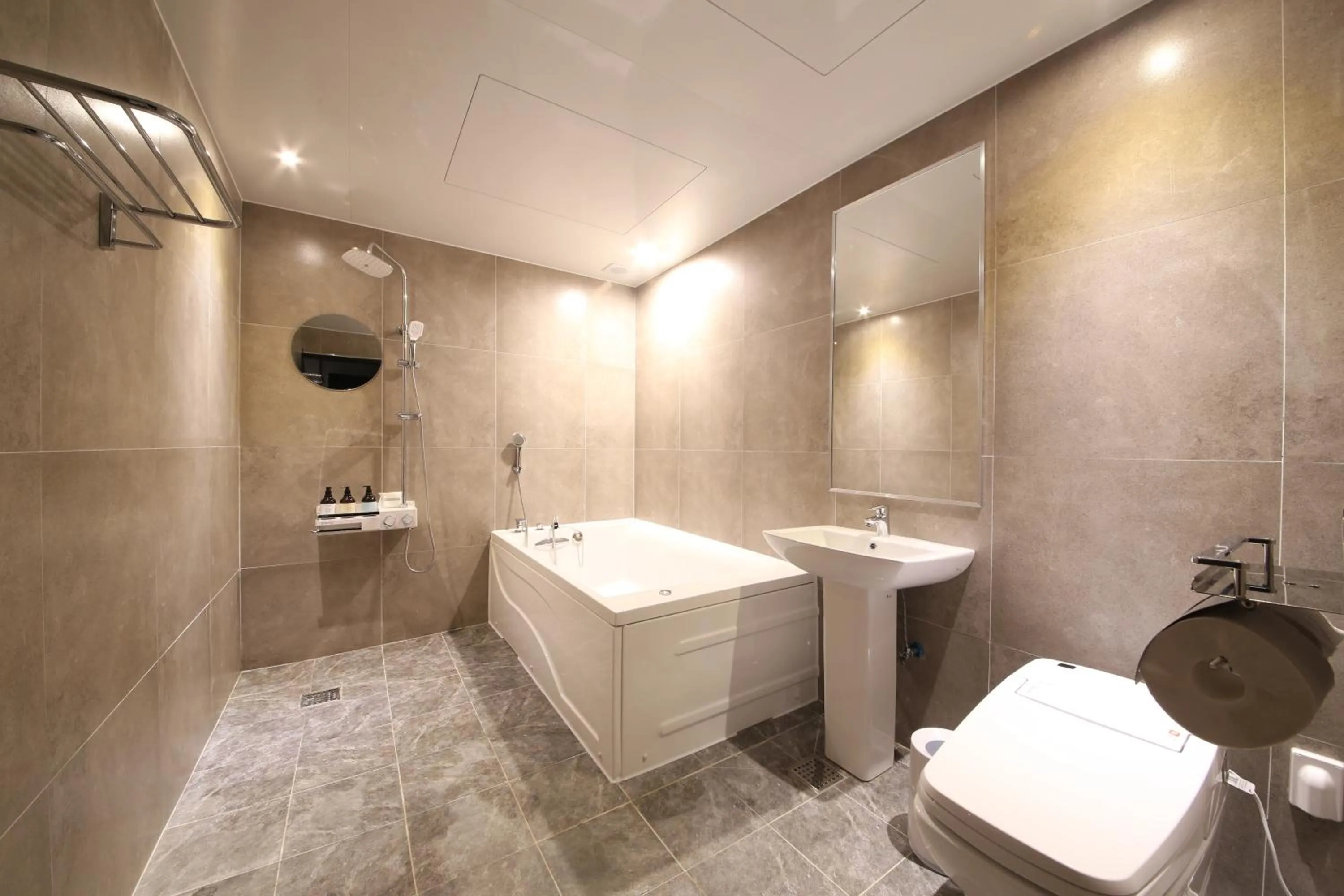 Almond Hotel Gupo Station