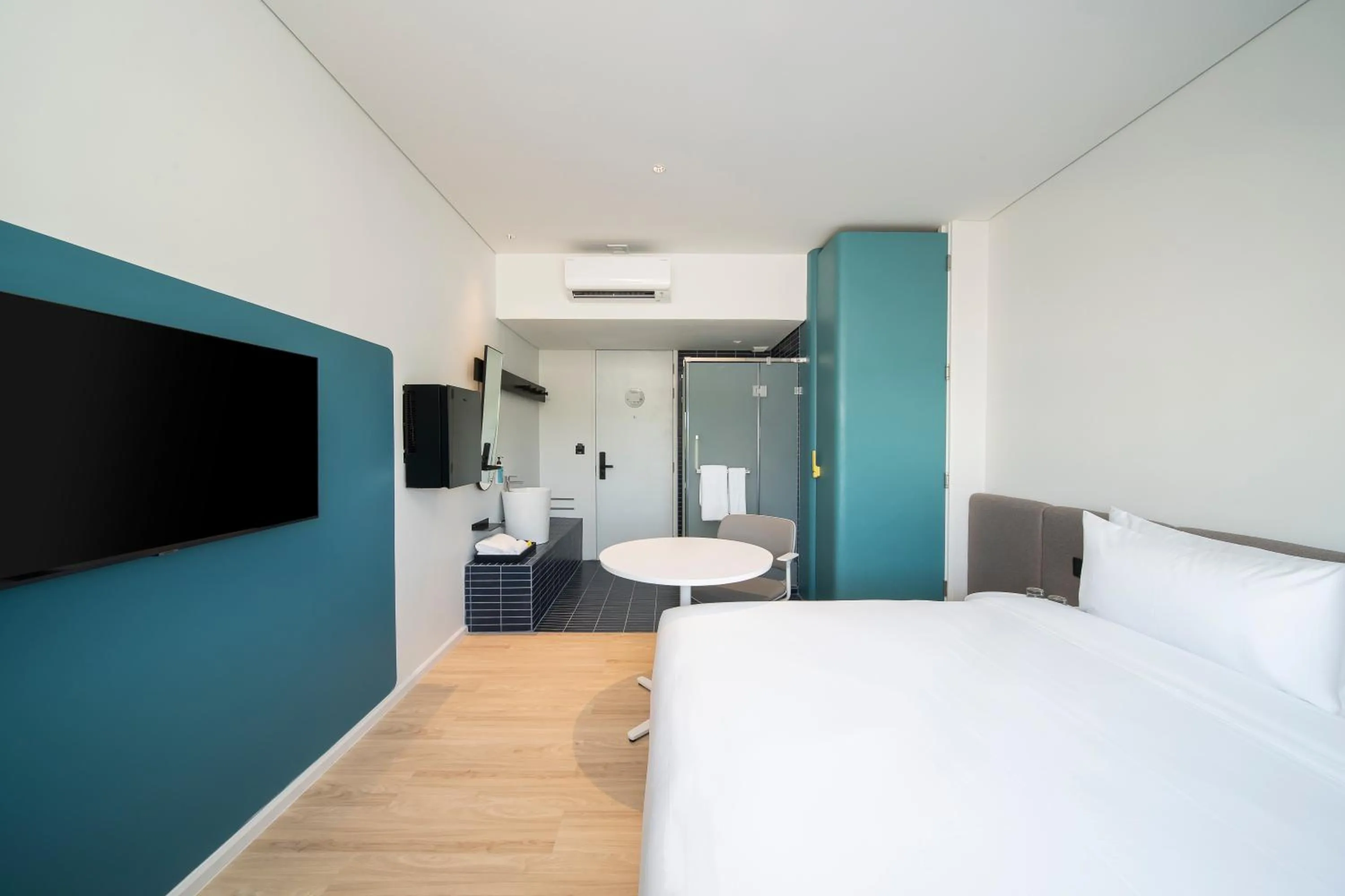 Communal lounge/ TV room, Bed in GO Hotel Si Racha at Central Si Racha