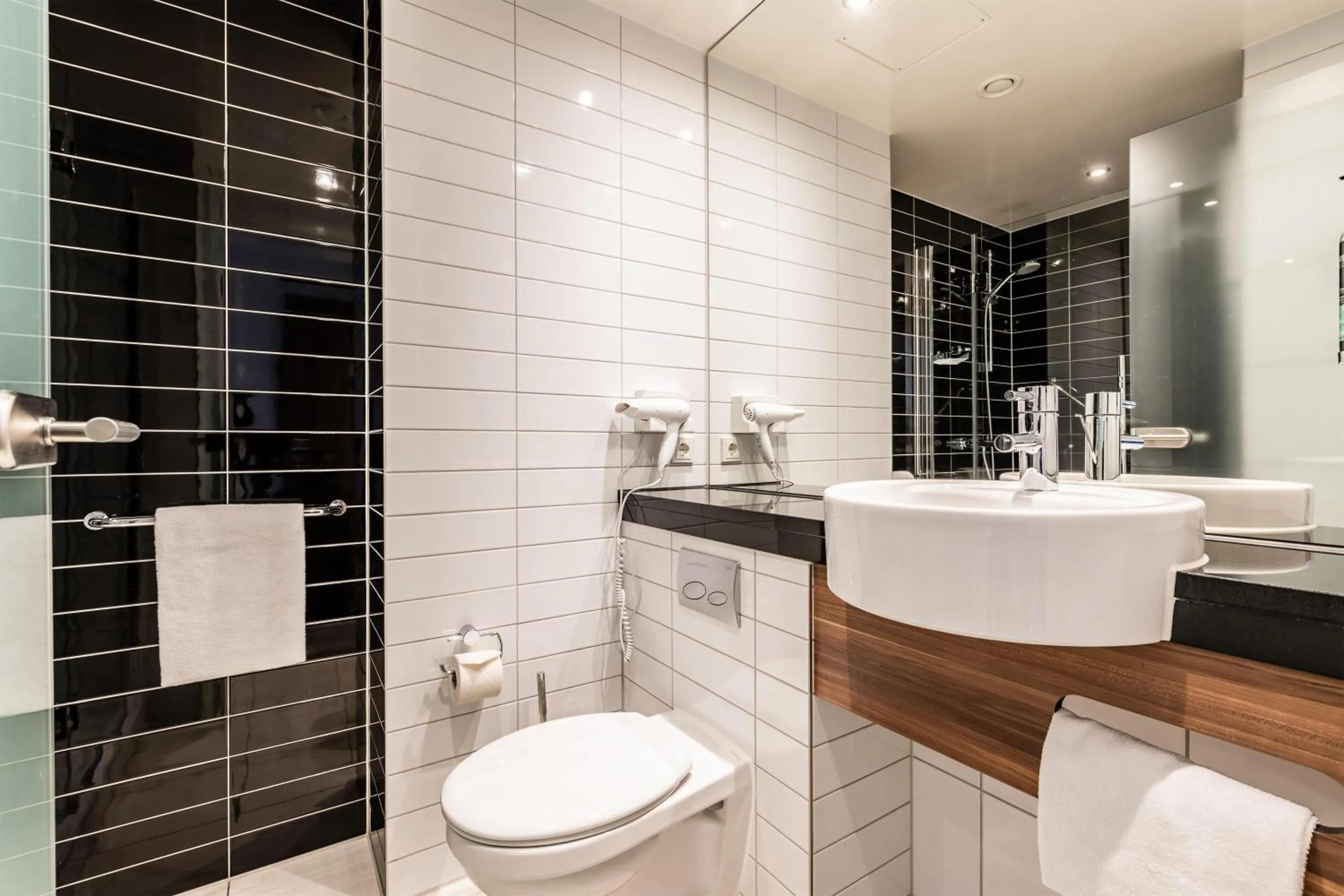 Bathroom in Premier Inn Heidelberg City Centre