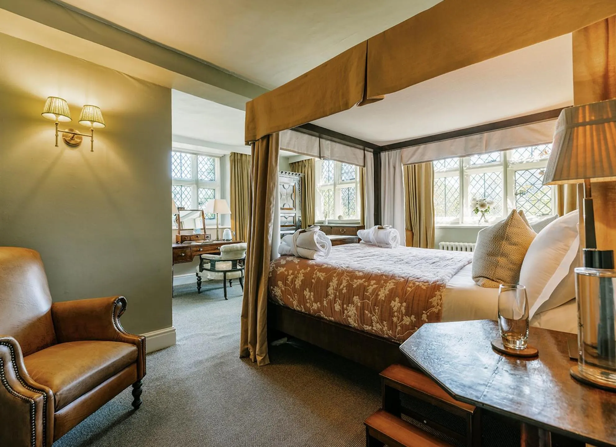 Photo of the whole room, Bed in The Peacock at Rowsley