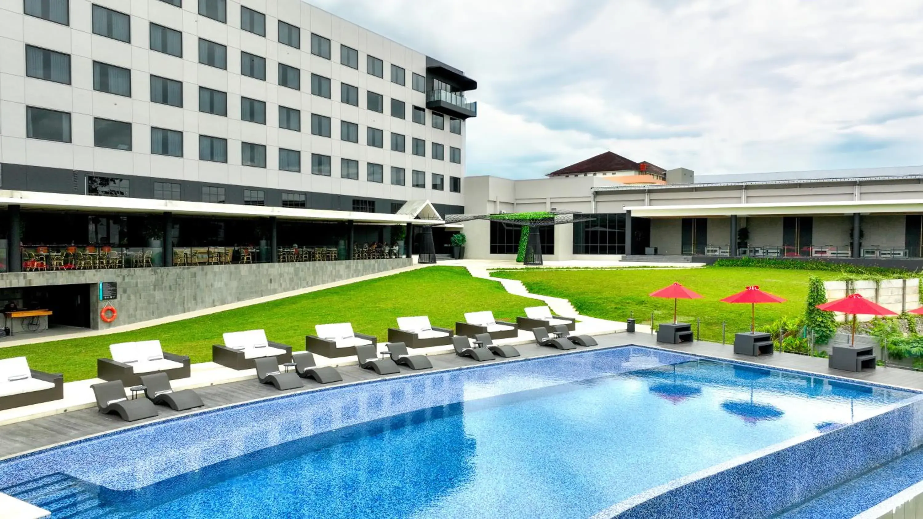 Swimming pool in Aston Serang Hotel & Convention Center Swimming pool in Aston Serang Hotel & Convention Center