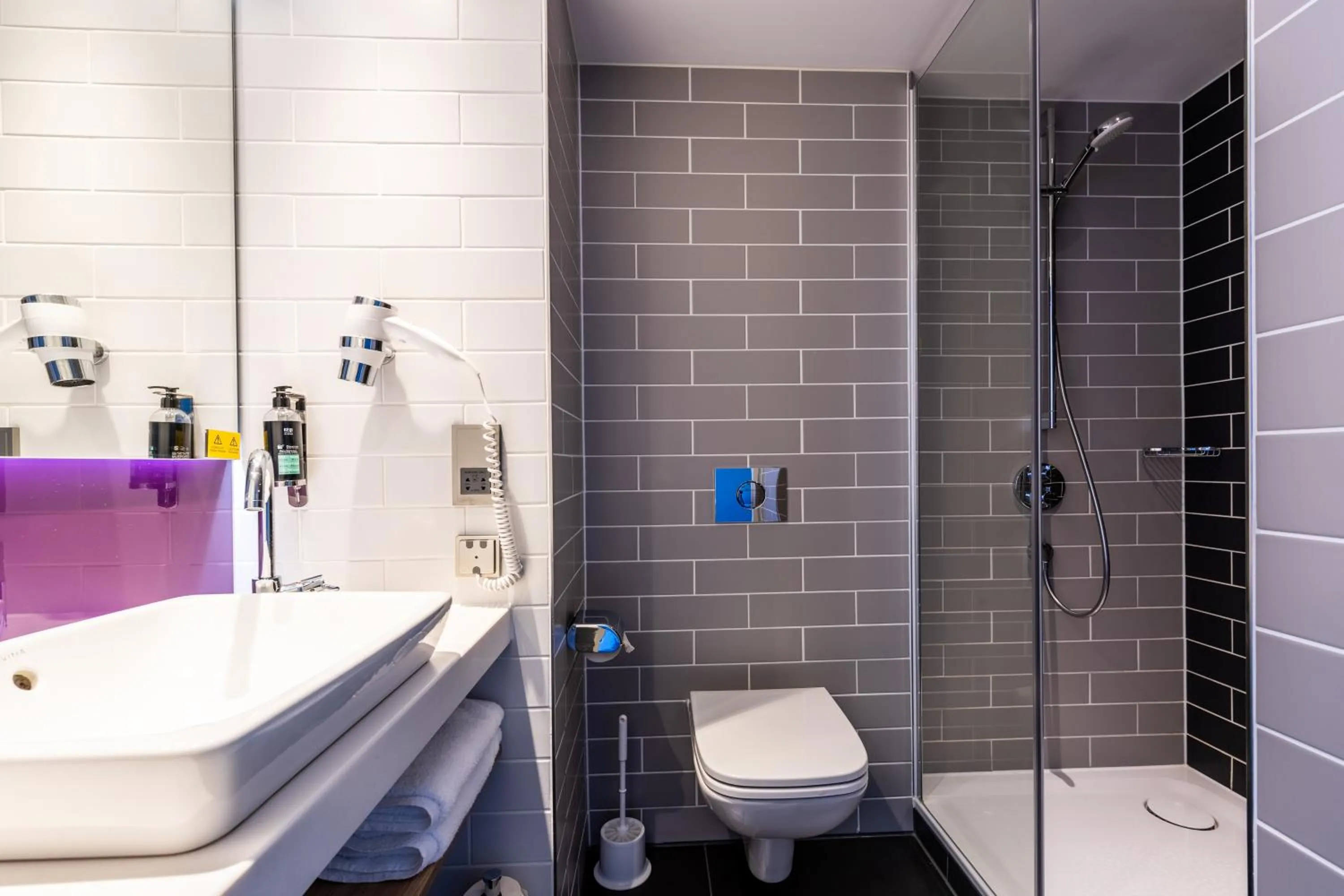 Shower, Bathroom in Holiday Inn Express Cologne - City Centre