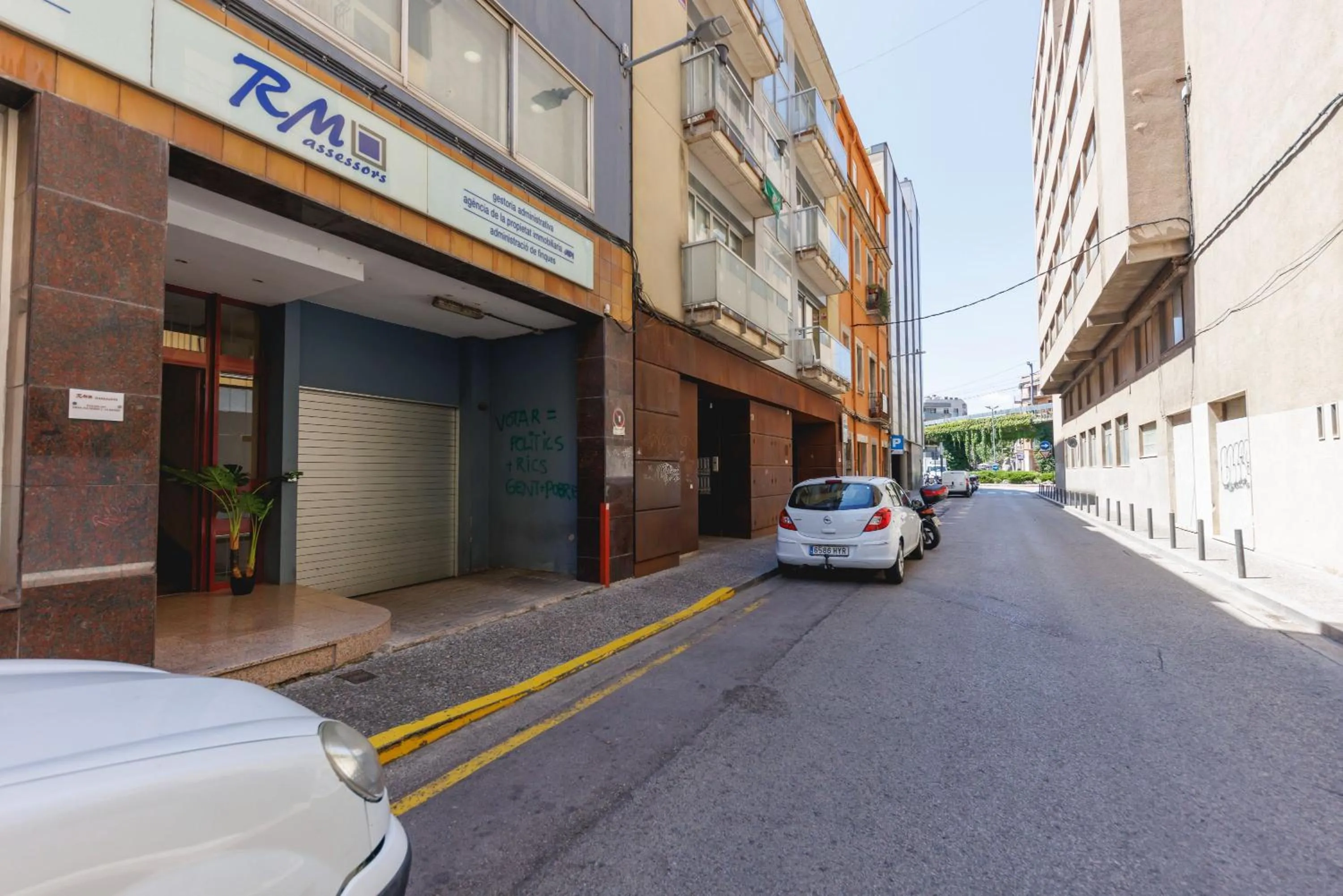 Property building in Bravissimo Figuerola, Spacious 3-bedroom apartment