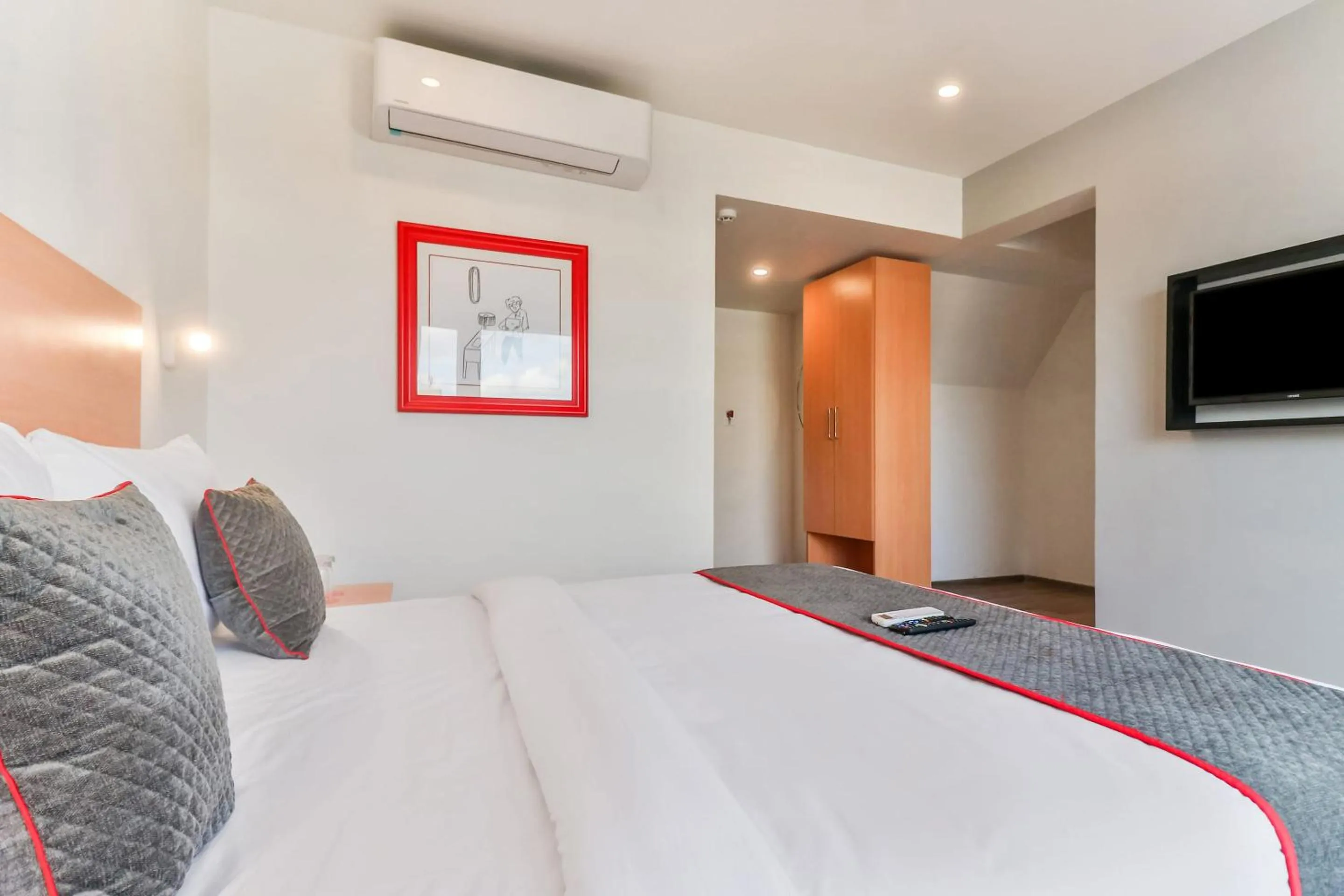 Facade/entrance, Bed in Super Townhouse Reva College University