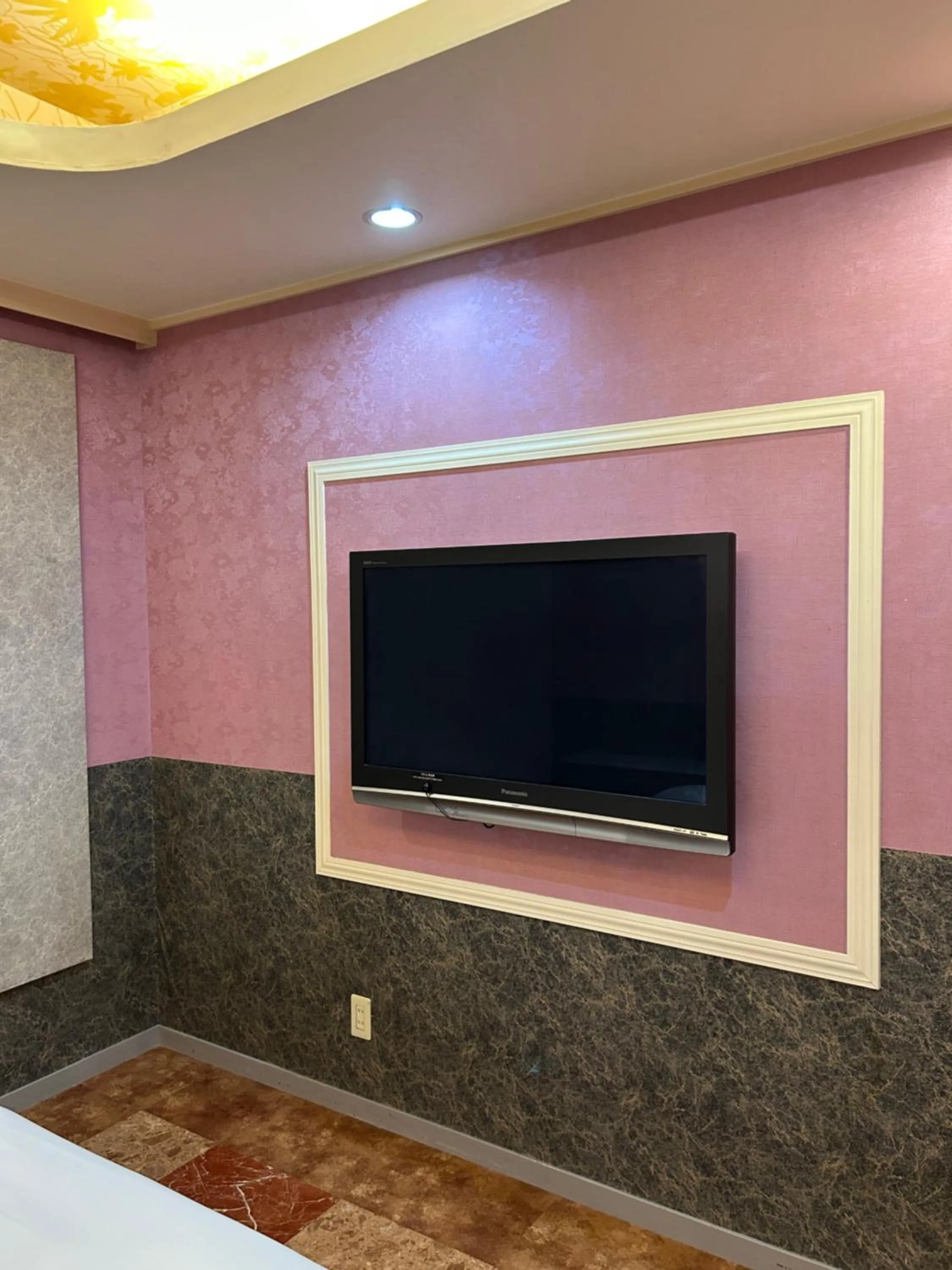 TV and multimedia in Hotel Takao Asile