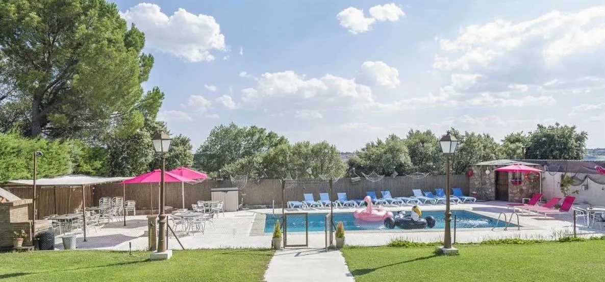Swimming pool in LA CASA DE GALAPAGAR ALOJAMIENTO SIETE PICOS