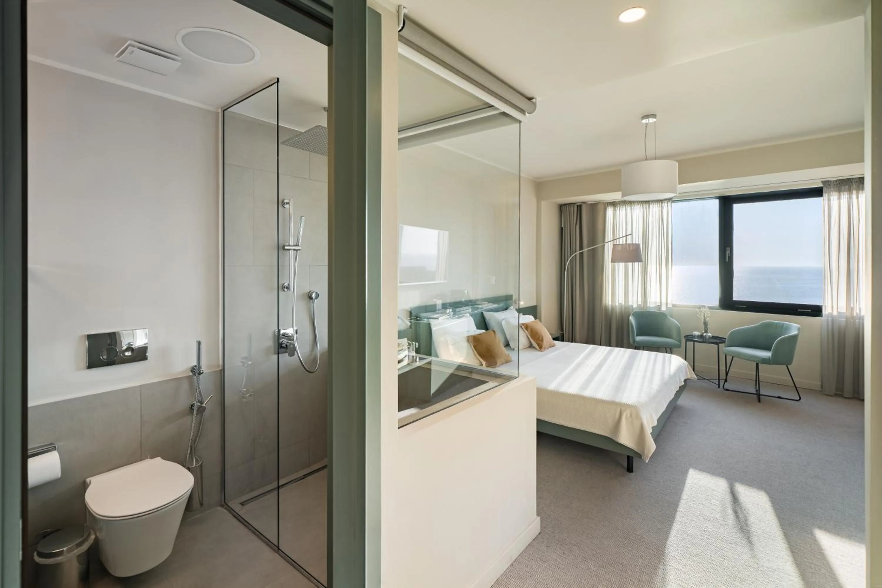 Shower, Bed in Millennium Hub & Hotel
