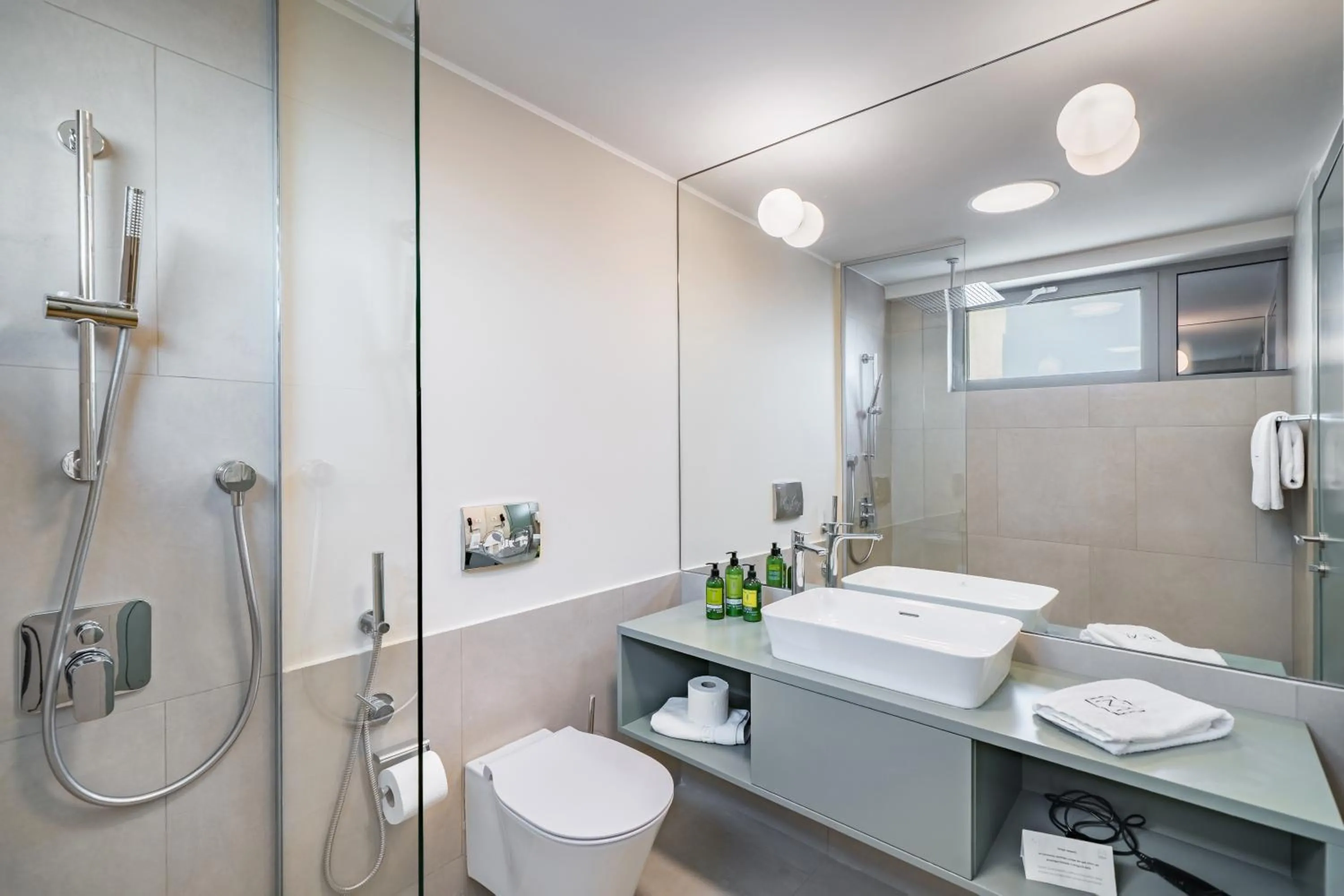 Shower in Millennium Hub & Hotel