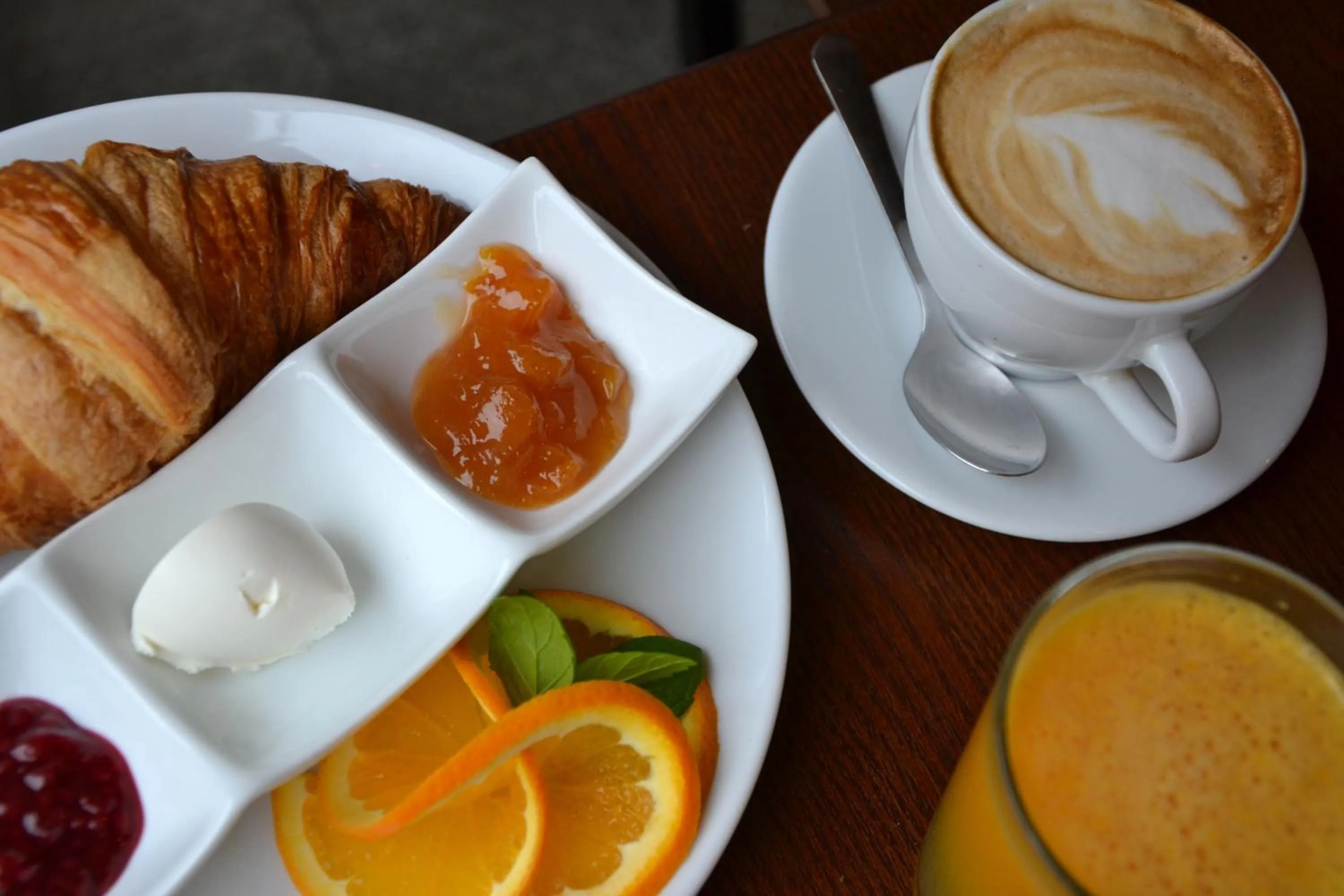 Breakfast in Bez Kantów Art Rooms