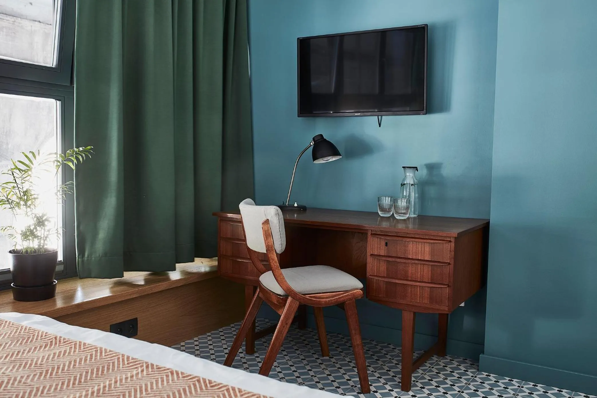 TV and multimedia, Bed in Bez Kantów Art Rooms