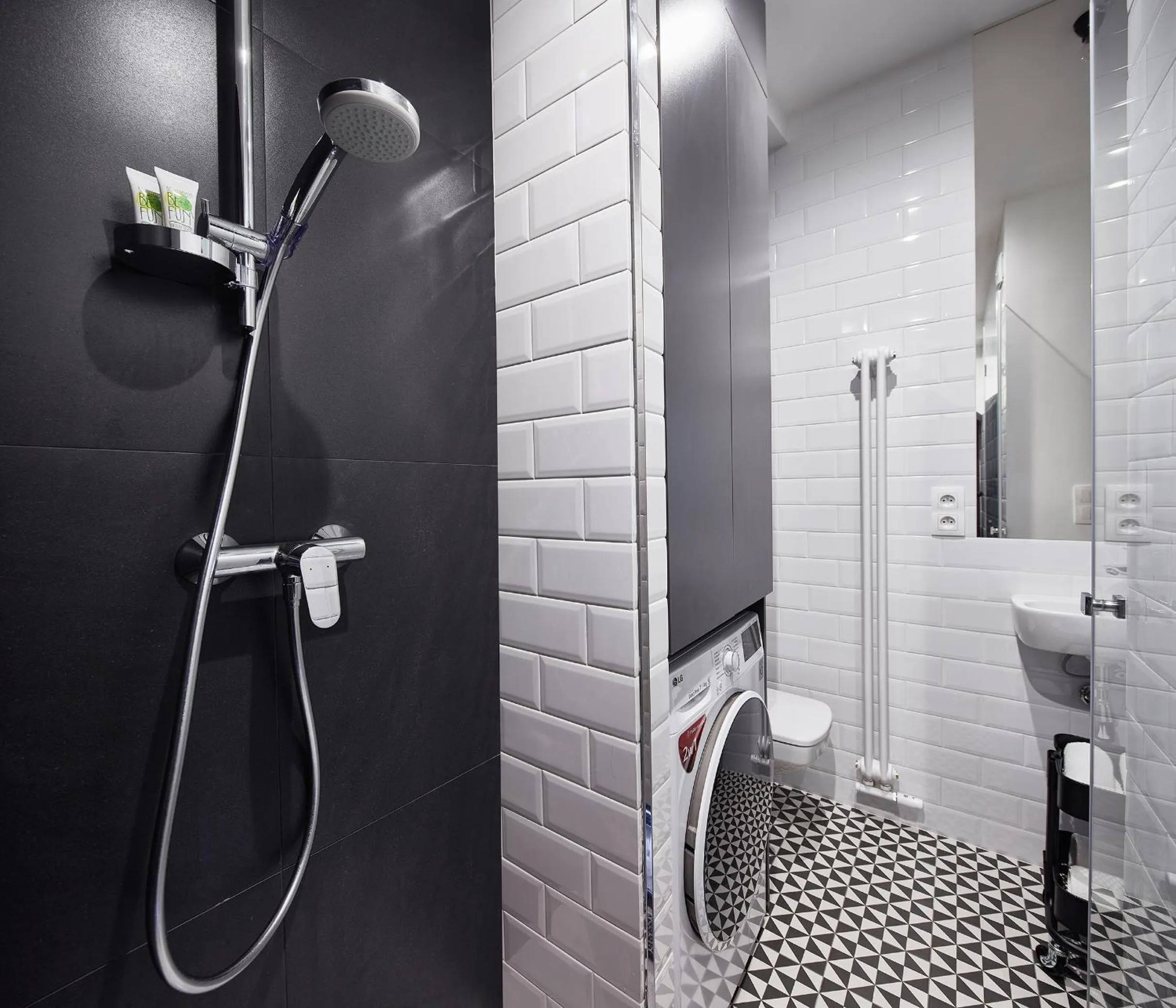 Shower in Bez Kantów Art Rooms