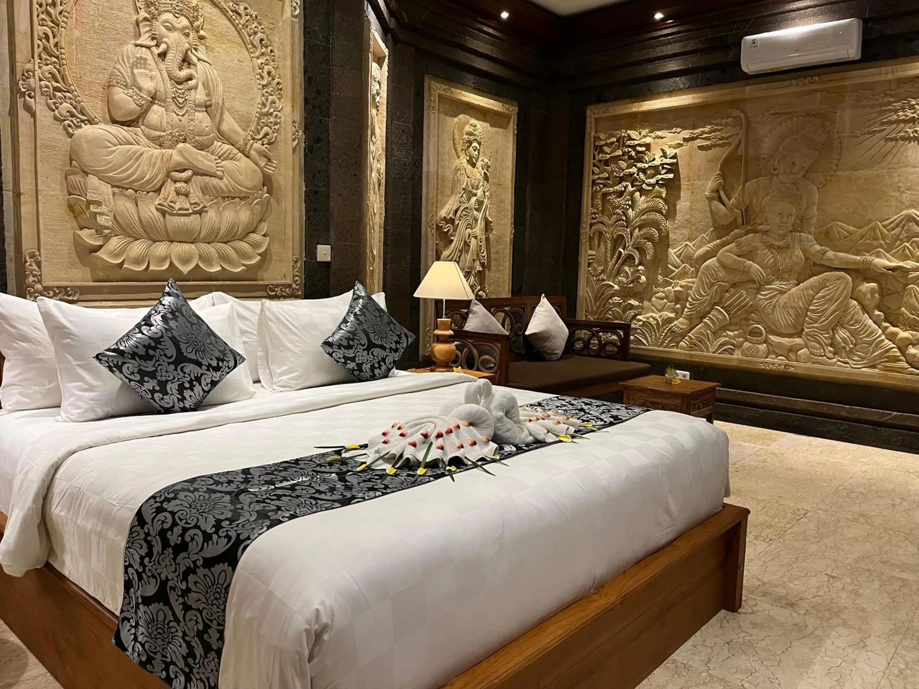 Bed in Arbathu Villa Ubud