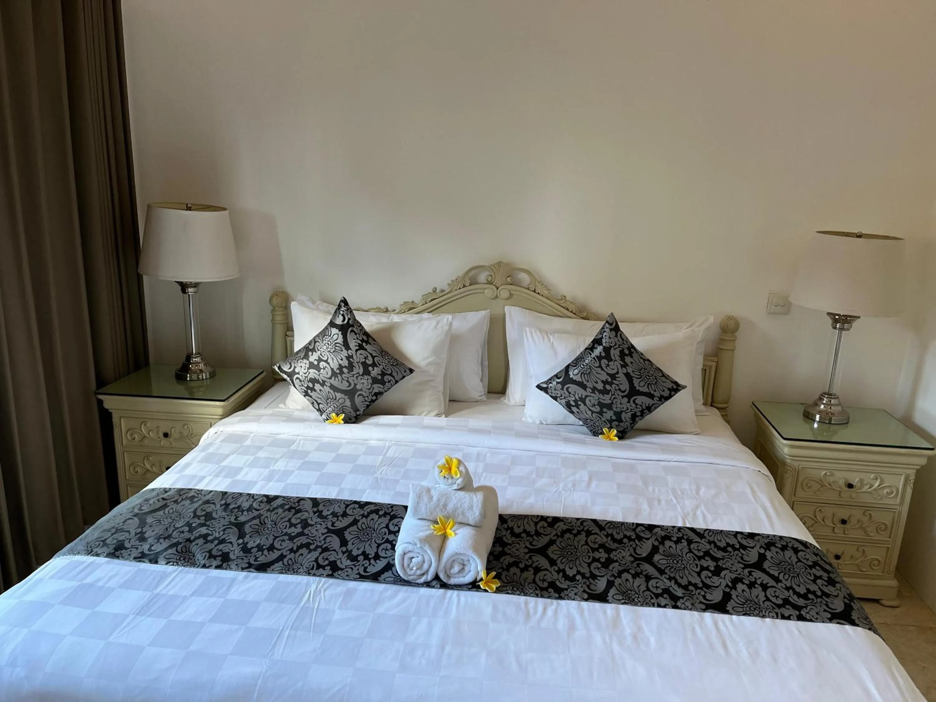 Bed in Arbathu Villa Ubud