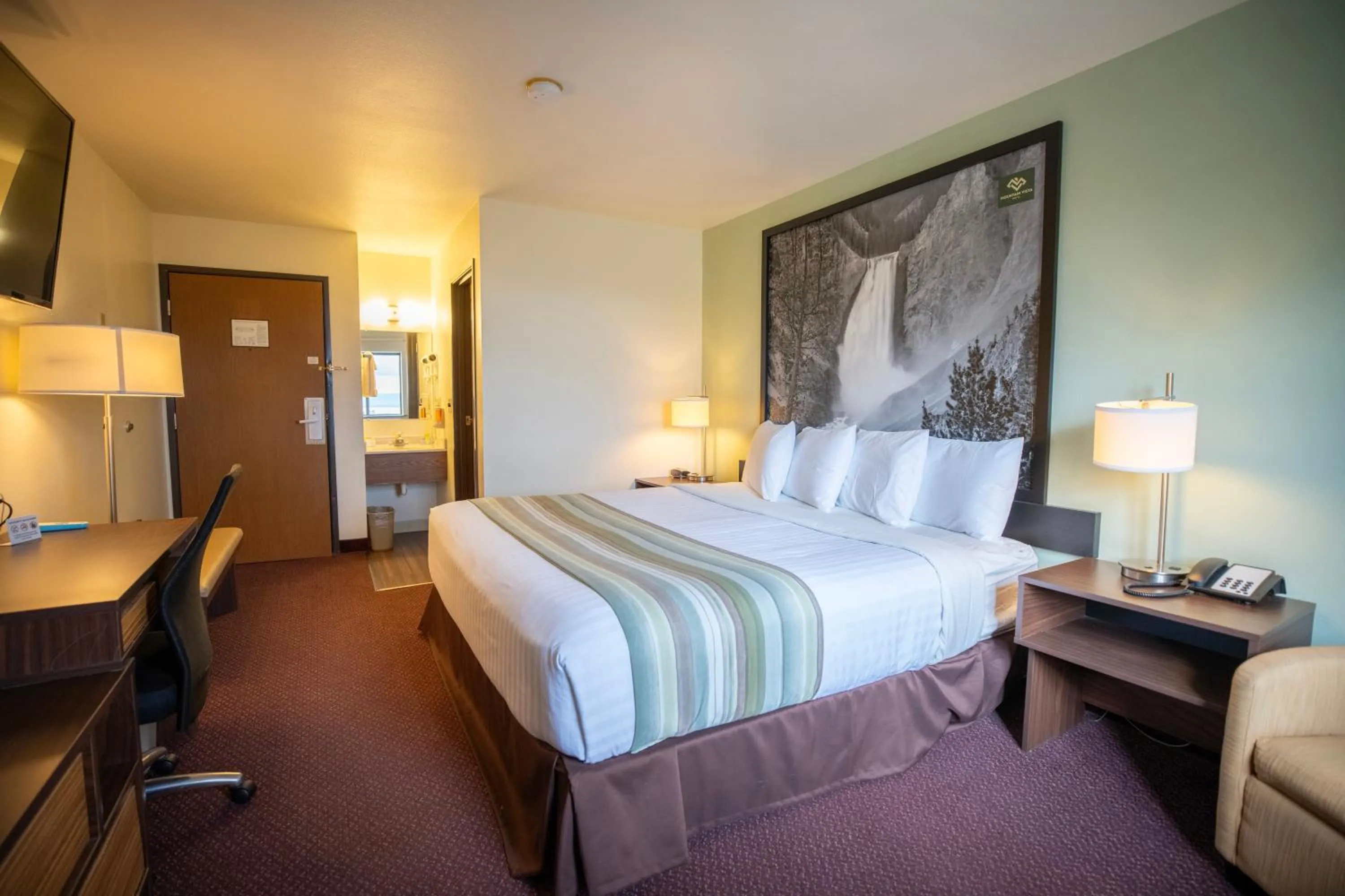 Bedroom, Bed in Super 8 by Wyndham West Yellowstone