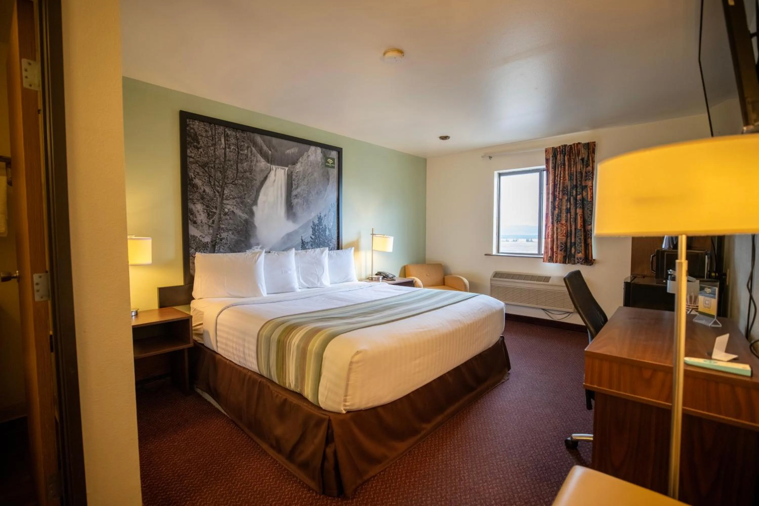 Bedroom, Bed in Super 8 by Wyndham West Yellowstone