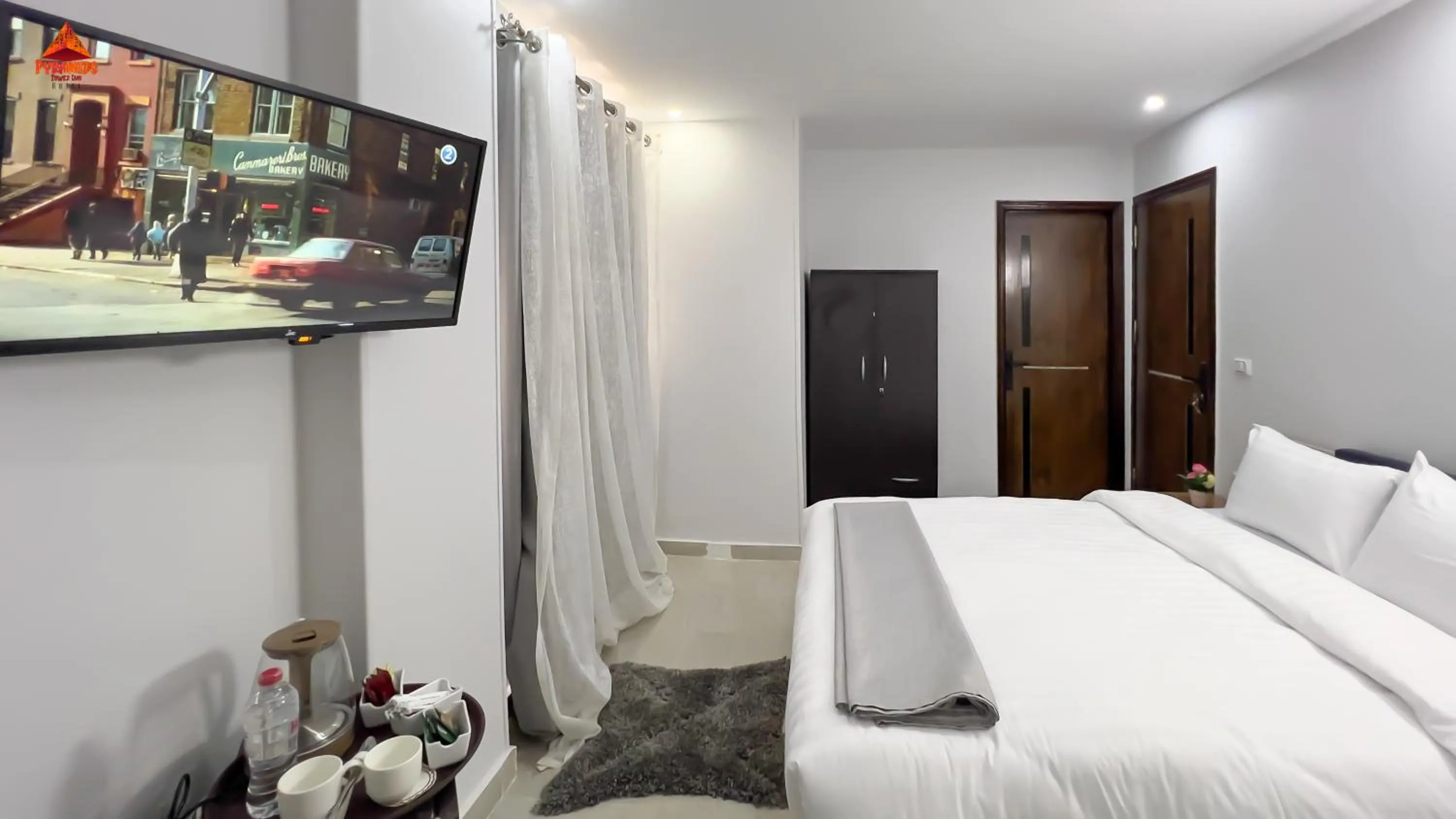 Communal lounge/ TV room, Bed in pyramids tower view inn