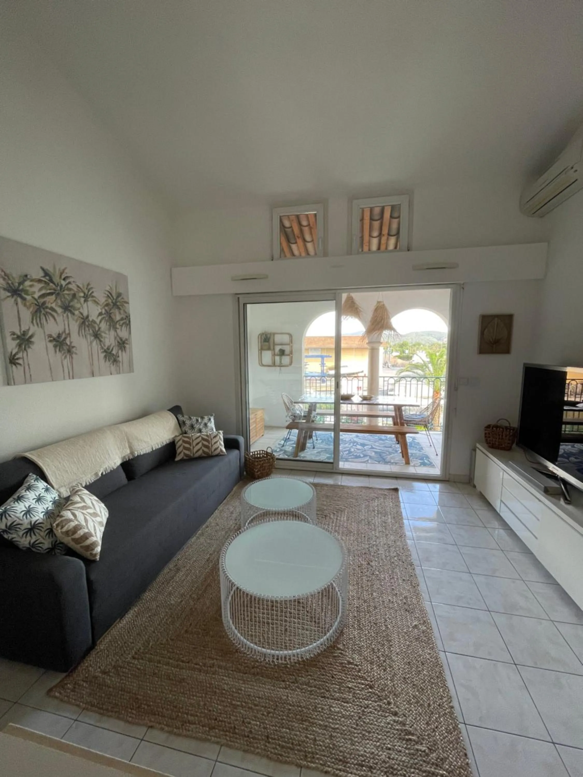 TV and multimedia in Appartement avec piscine