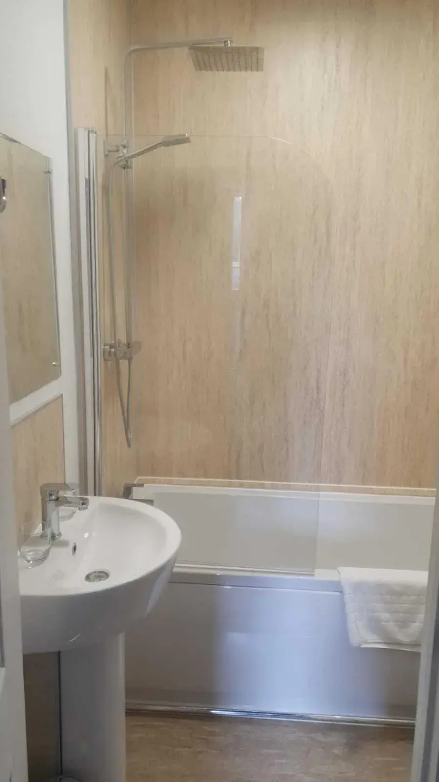 Standard Twin Room in The Kings Head Inn, home of The Acle Steak Standard Twin Room in The Kings Head Inn, home of The Acle Steak