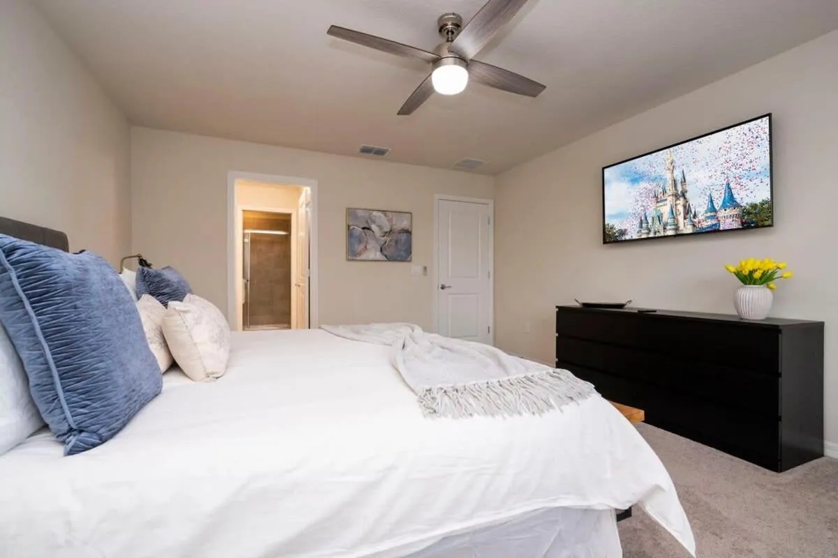 Bed in Stunning 5Bd w Pool at Windsor Island Resort 3814