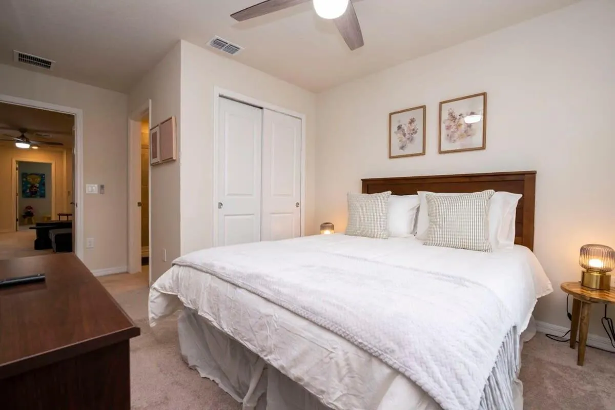 Bed in Stunning 5Bd w Pool at Windsor Island Resort 3814