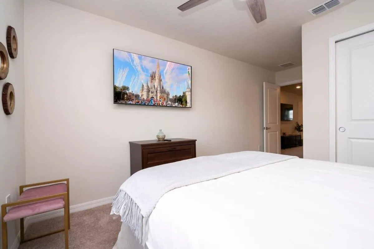 Bed in Stunning 5Bd w Pool at Windsor Island Resort 3814