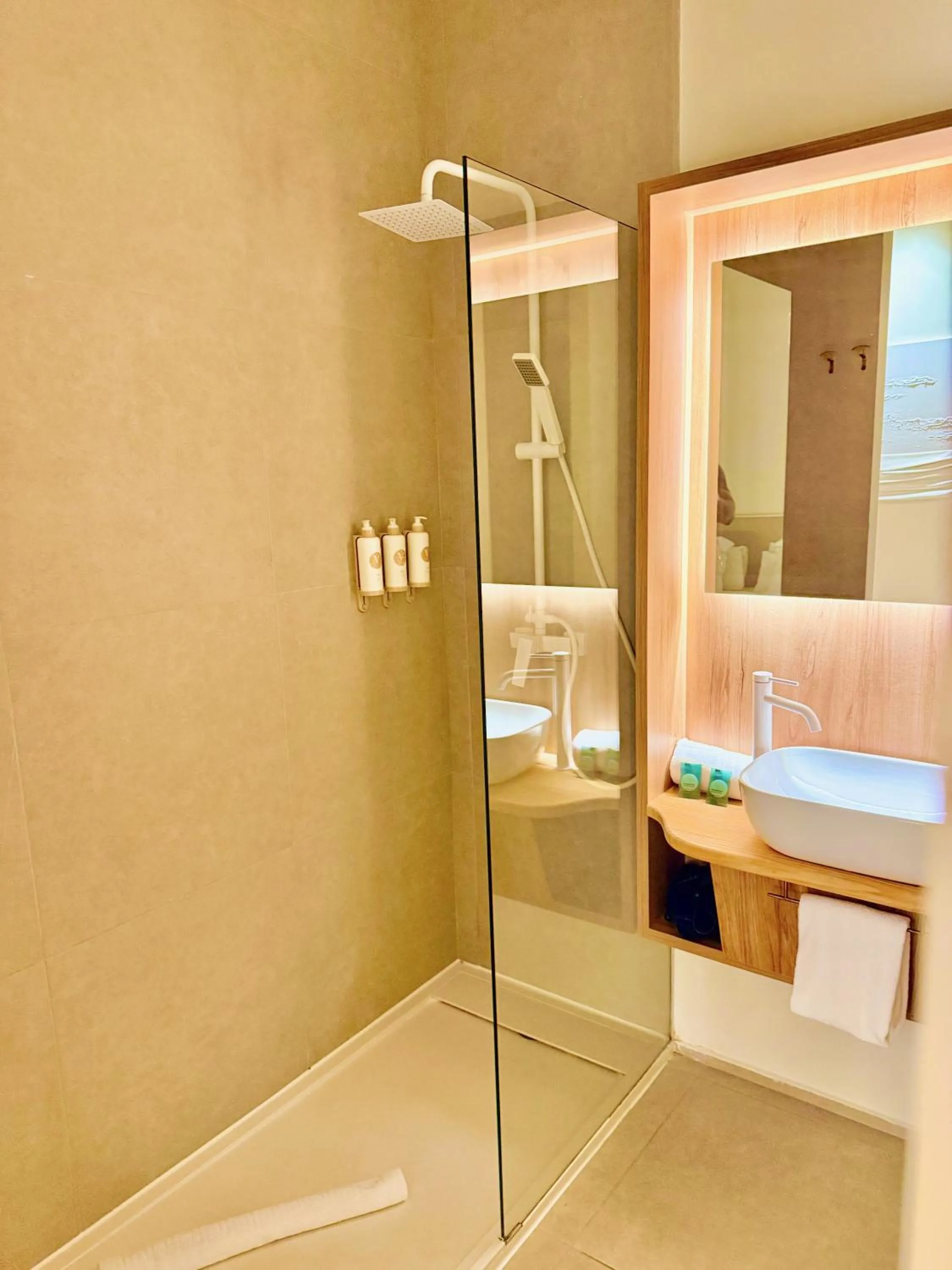 Shower in Reina Victoria Velázquez