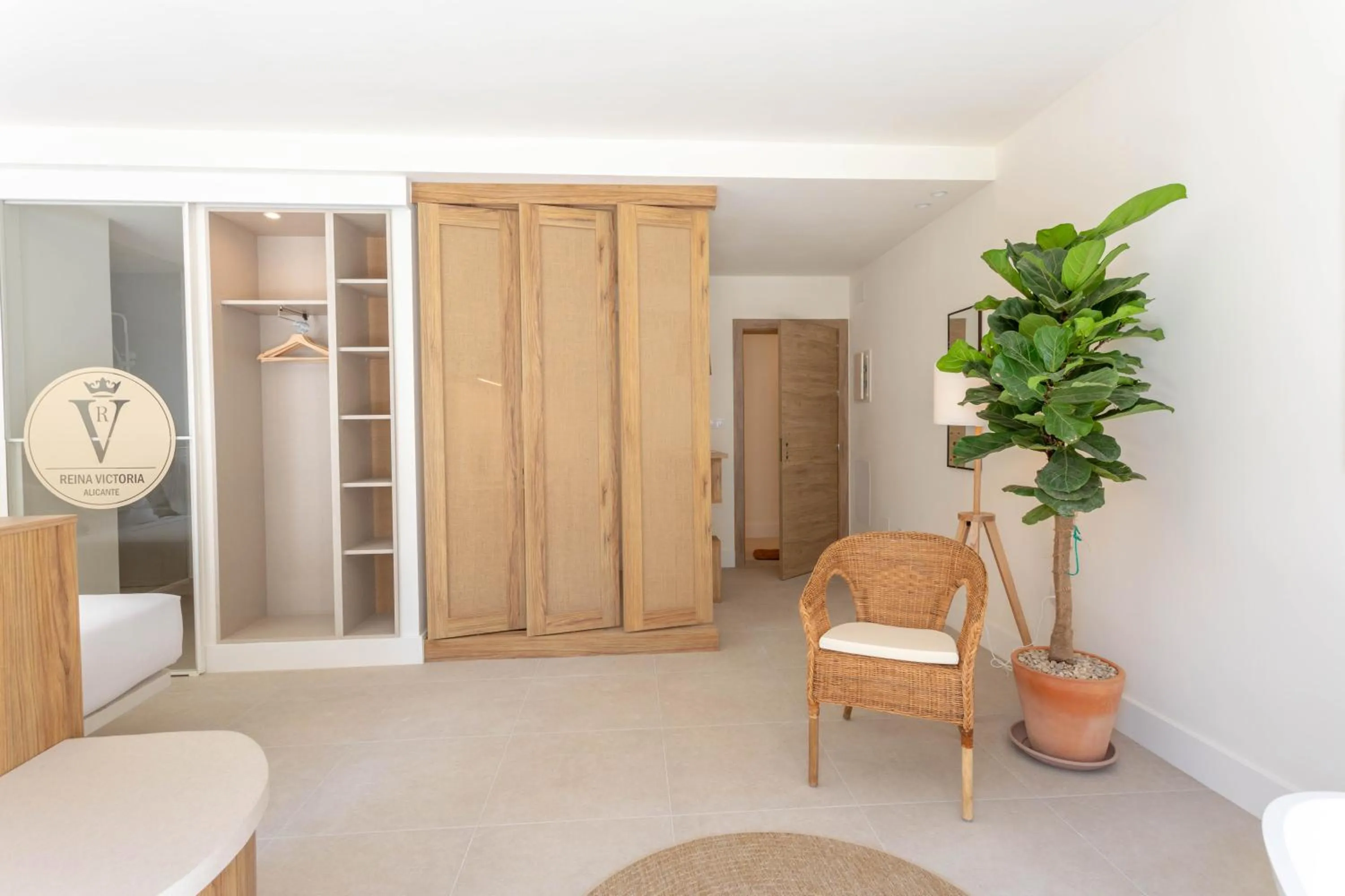 Photo of the whole room in Reina Victoria Velázquez